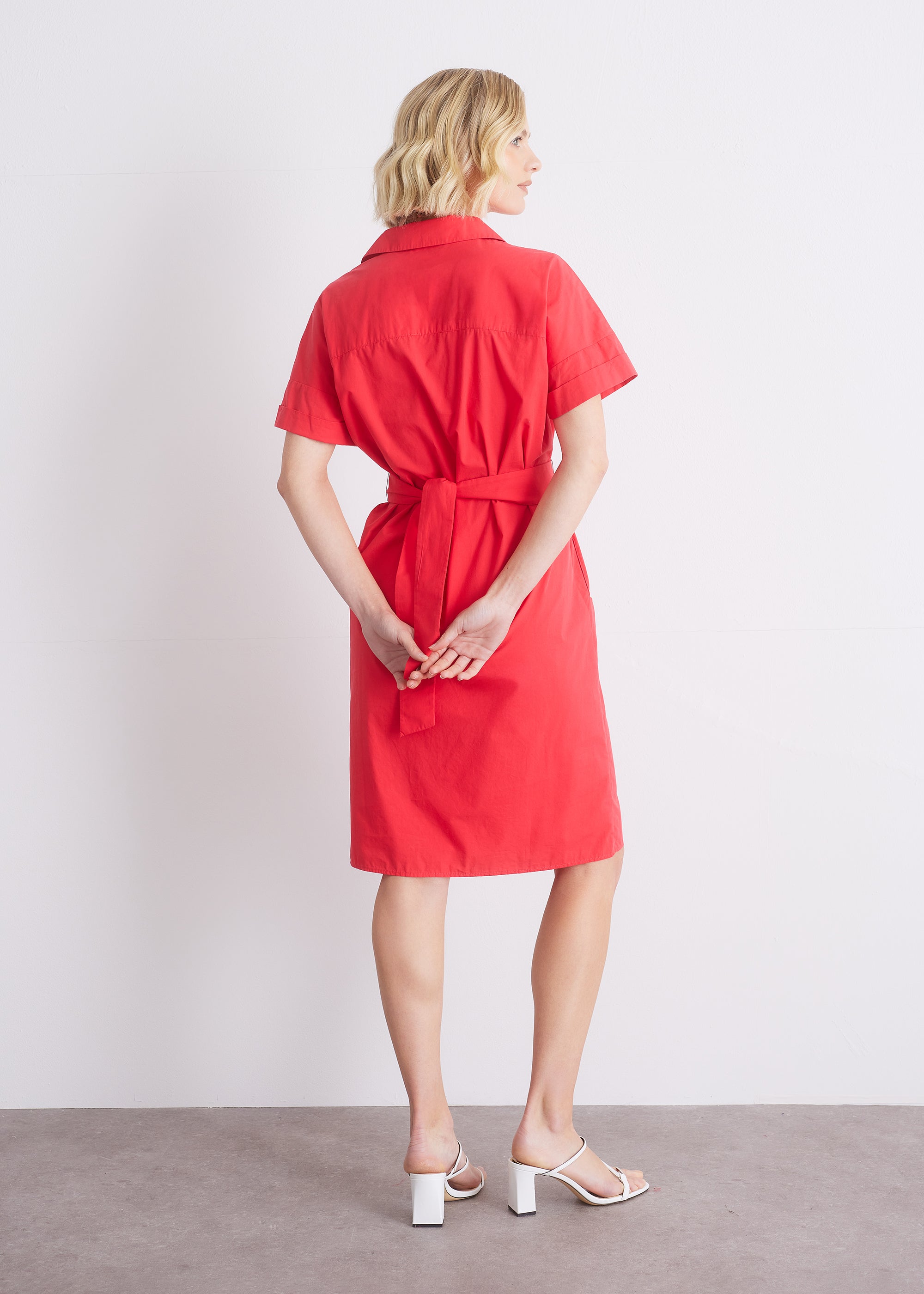 Kurzarmkleid mit Taillenband