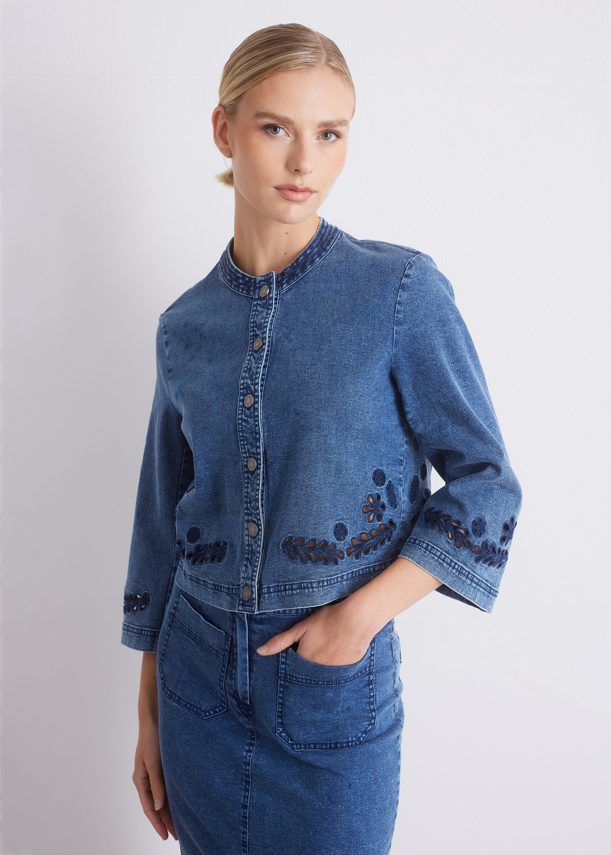 Jeansjacke mit Stickerei