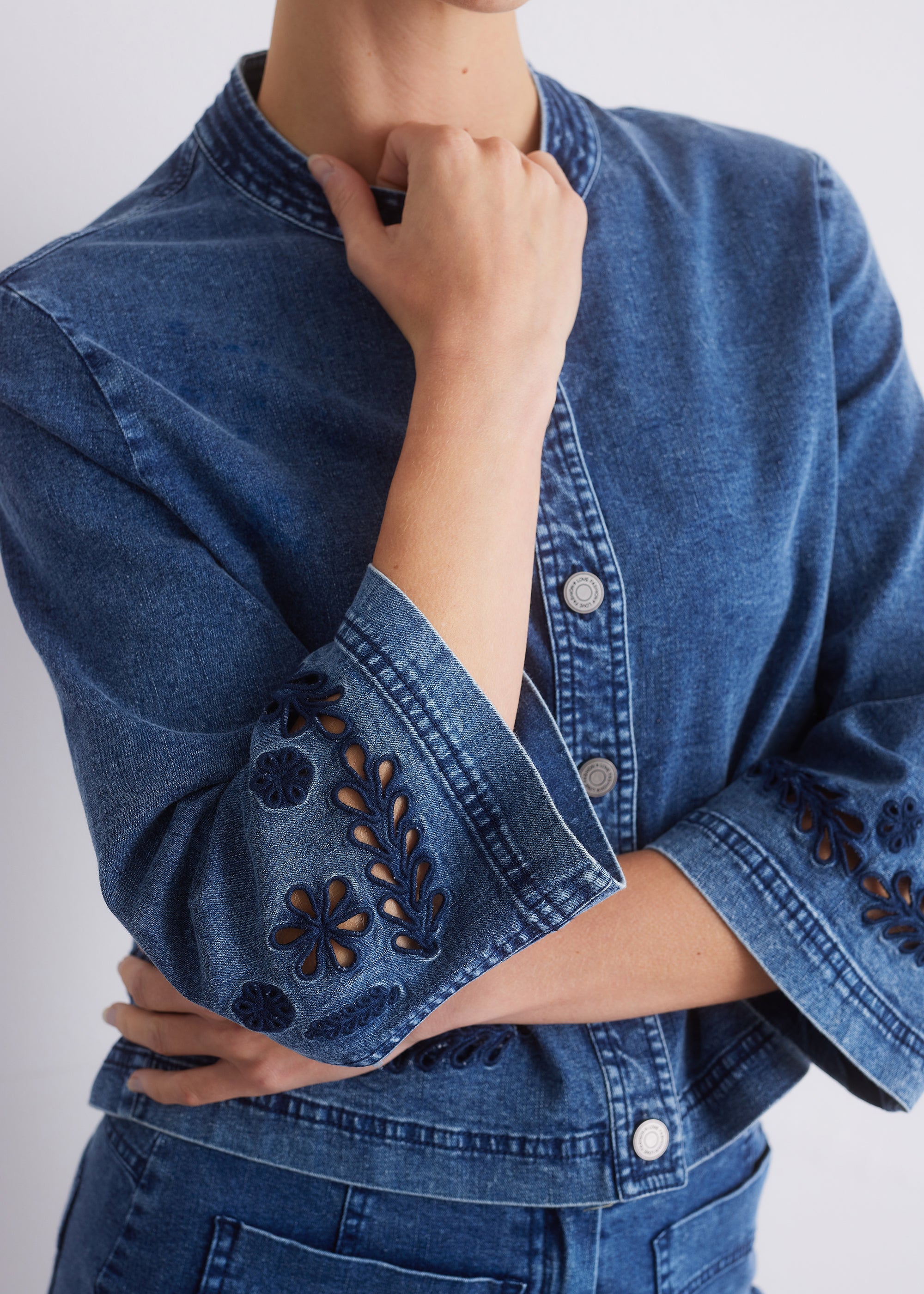 Jeansjacke mit Stickerei