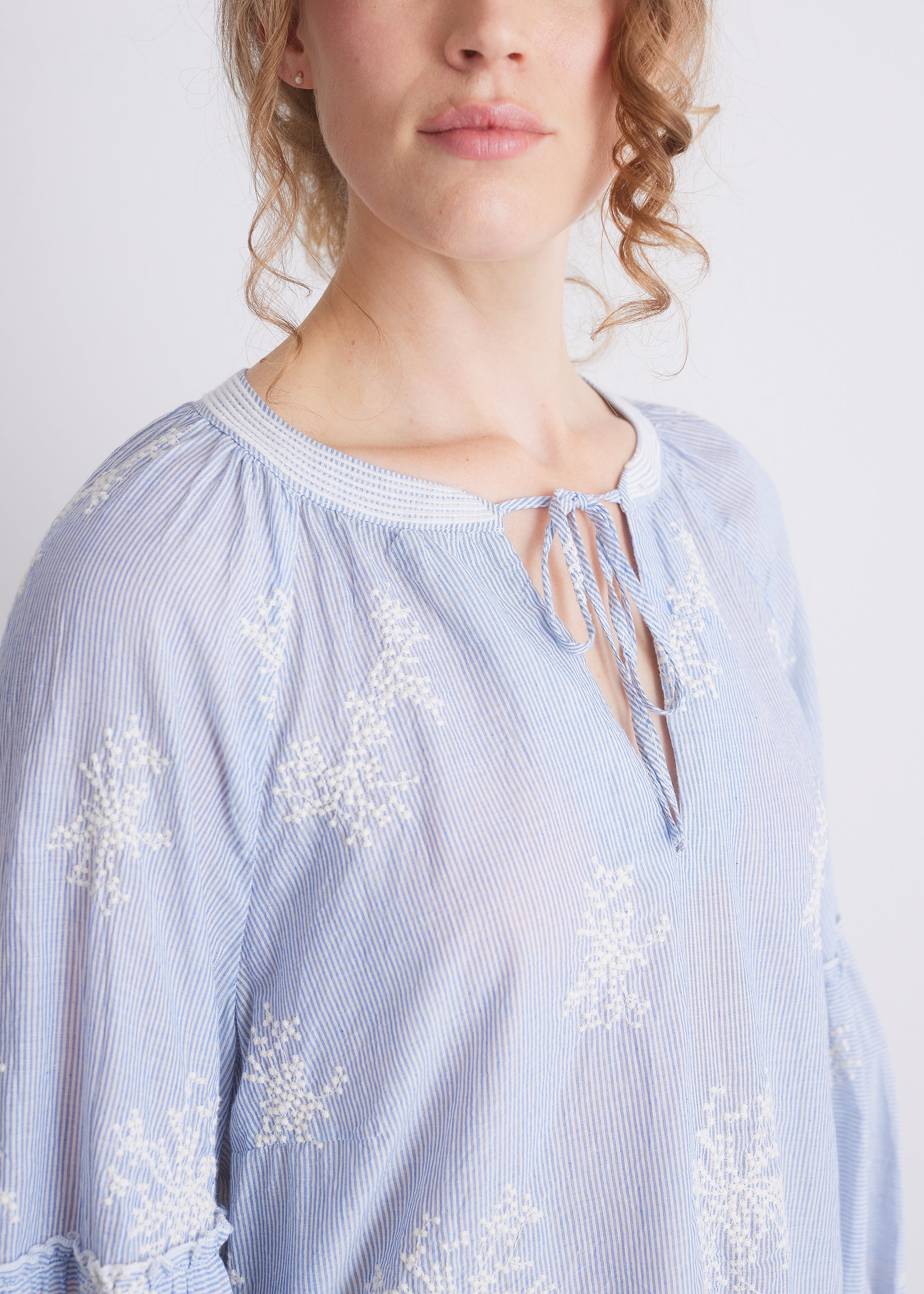 Bluse mit Stickerei und Bindeausschnitt