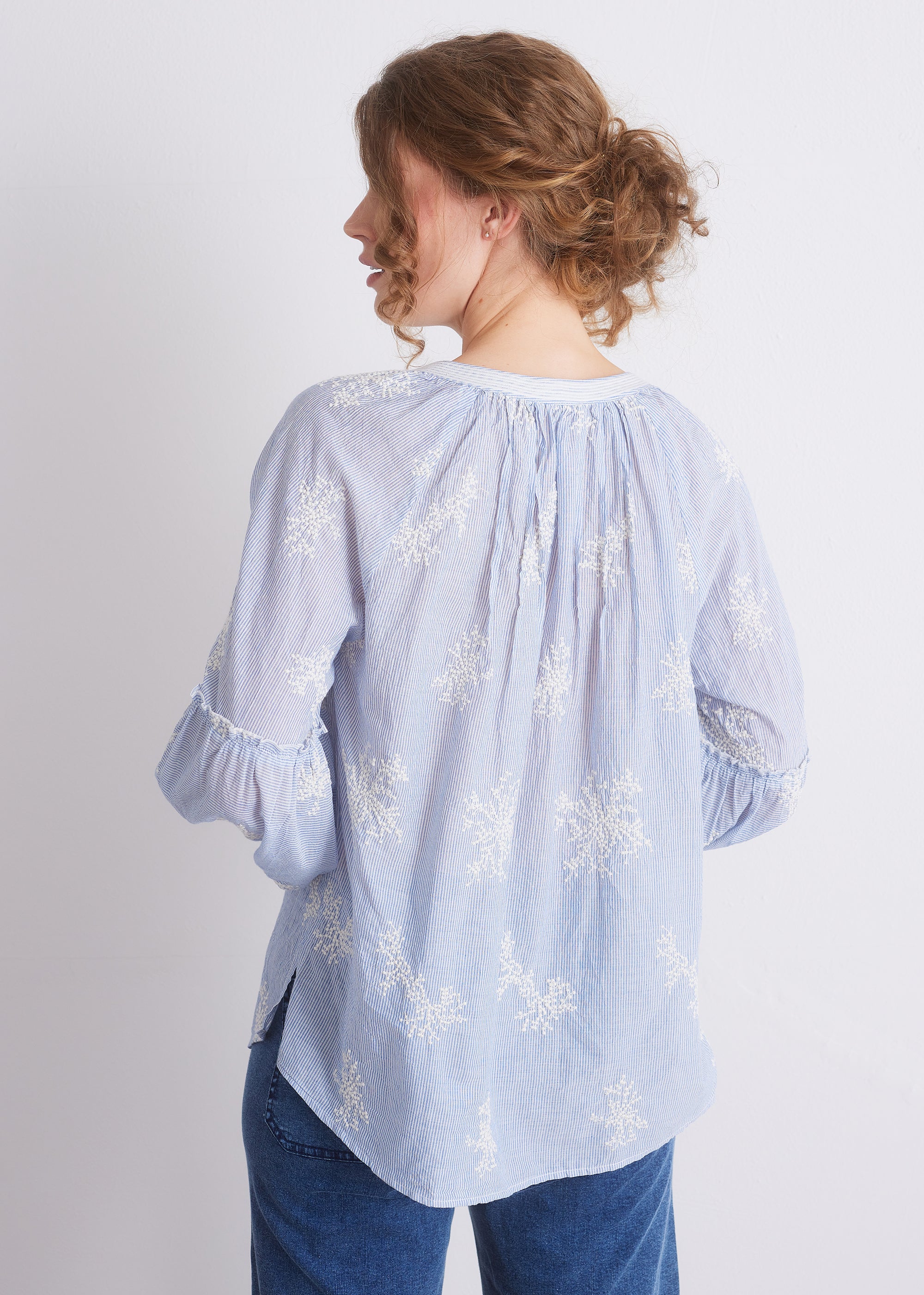 Bluse mit Stickerei und Bindeausschnitt