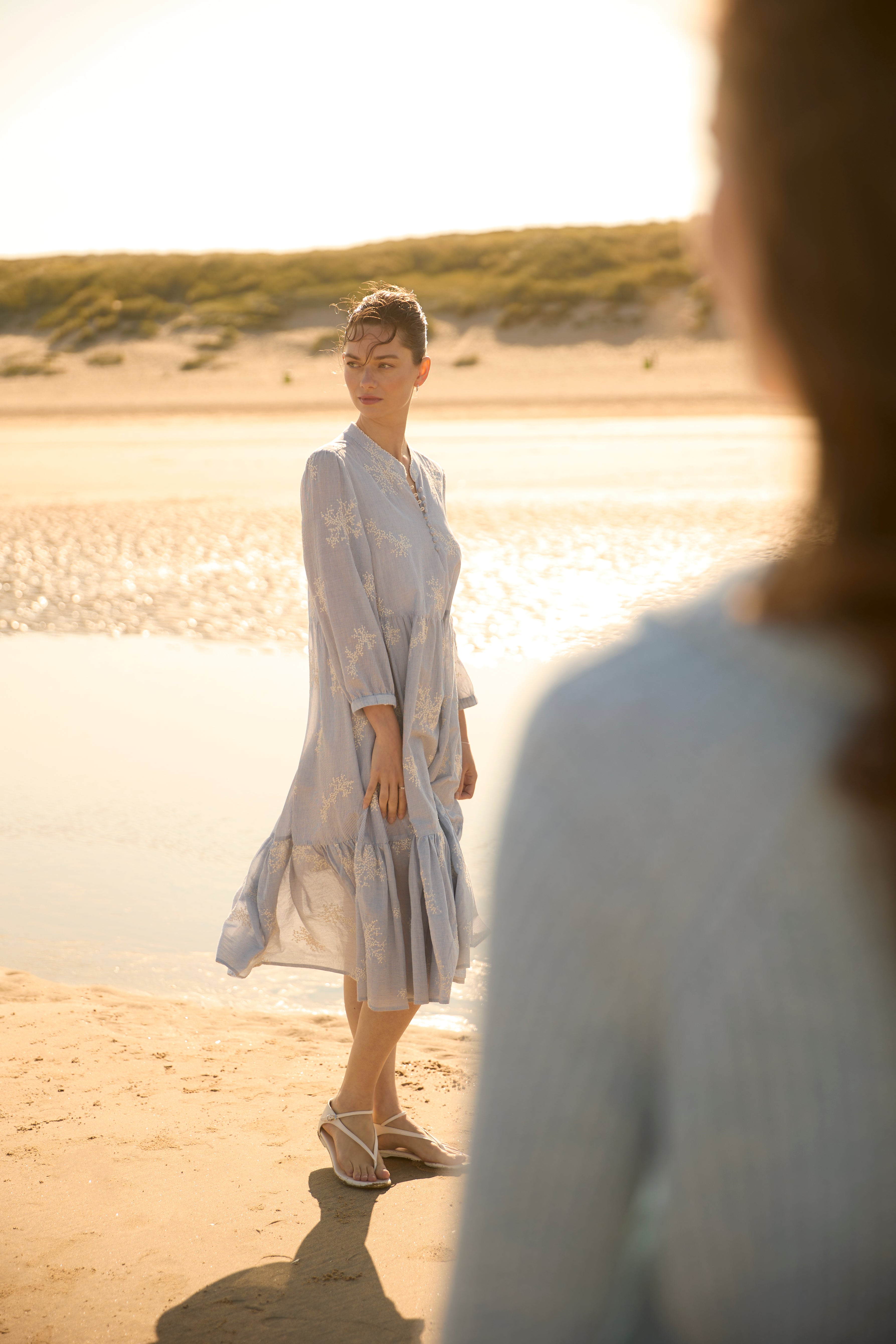 Kleid mit Stickerei und Stufenrock