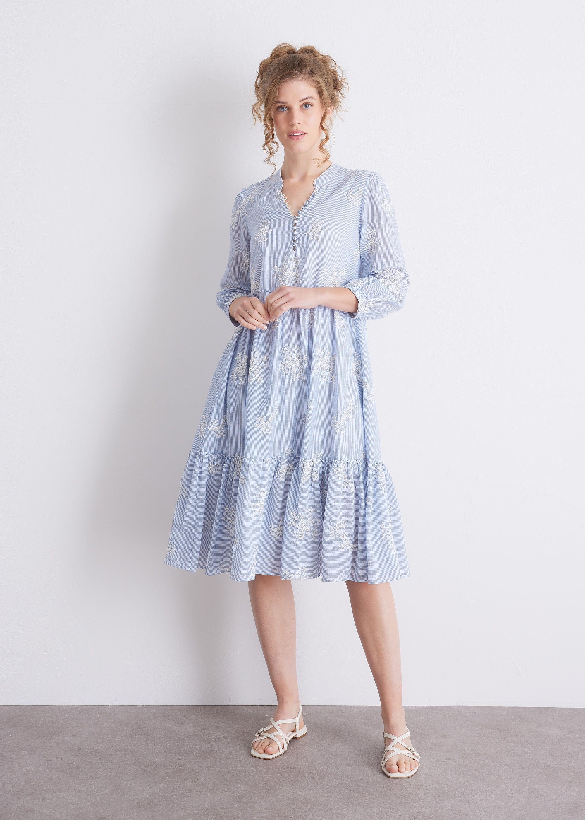 Kleid mit Stickerei und Stufenrock