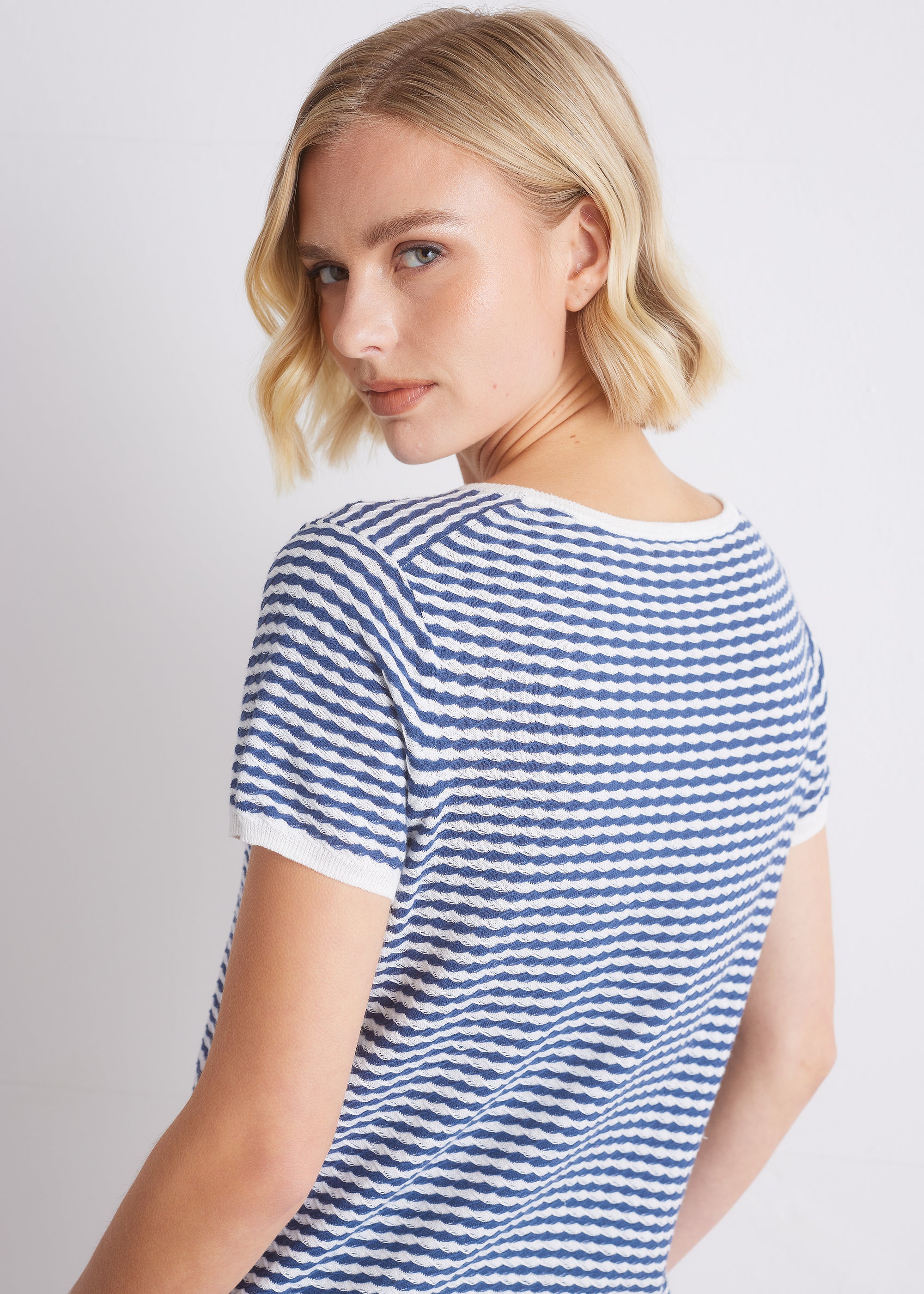 Kurzarmstrickshirt mit Strukturstreifen