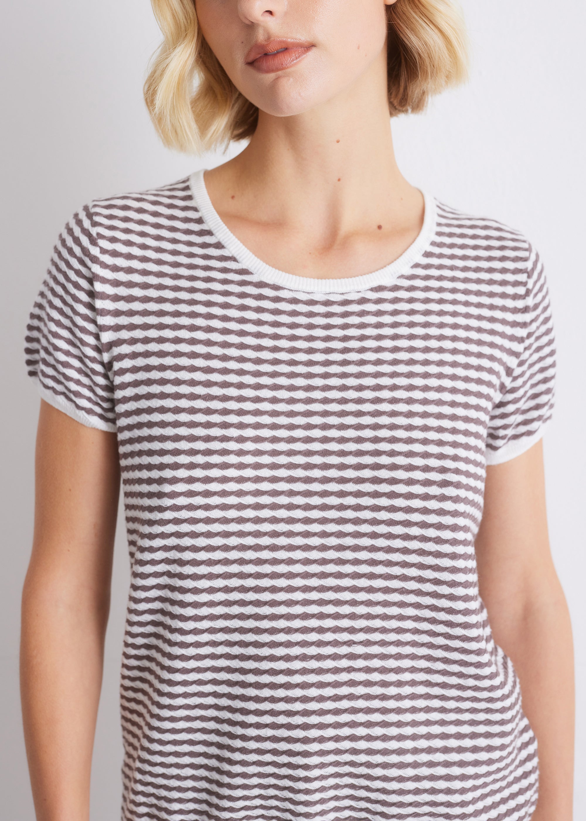 Kurzarmstrickshirt mit Strukturstreifen