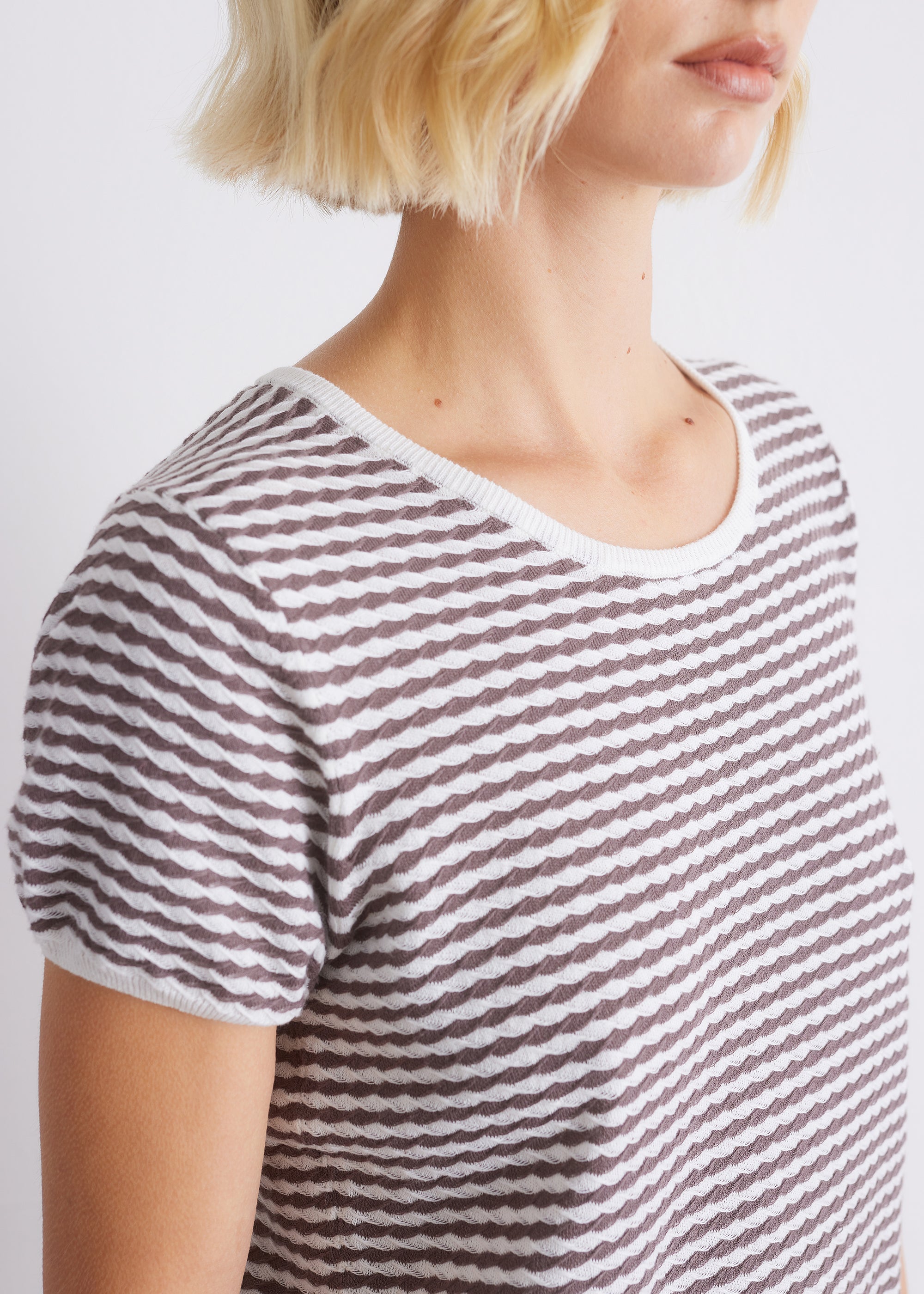 Kurzarmstrickshirt mit Strukturstreifen