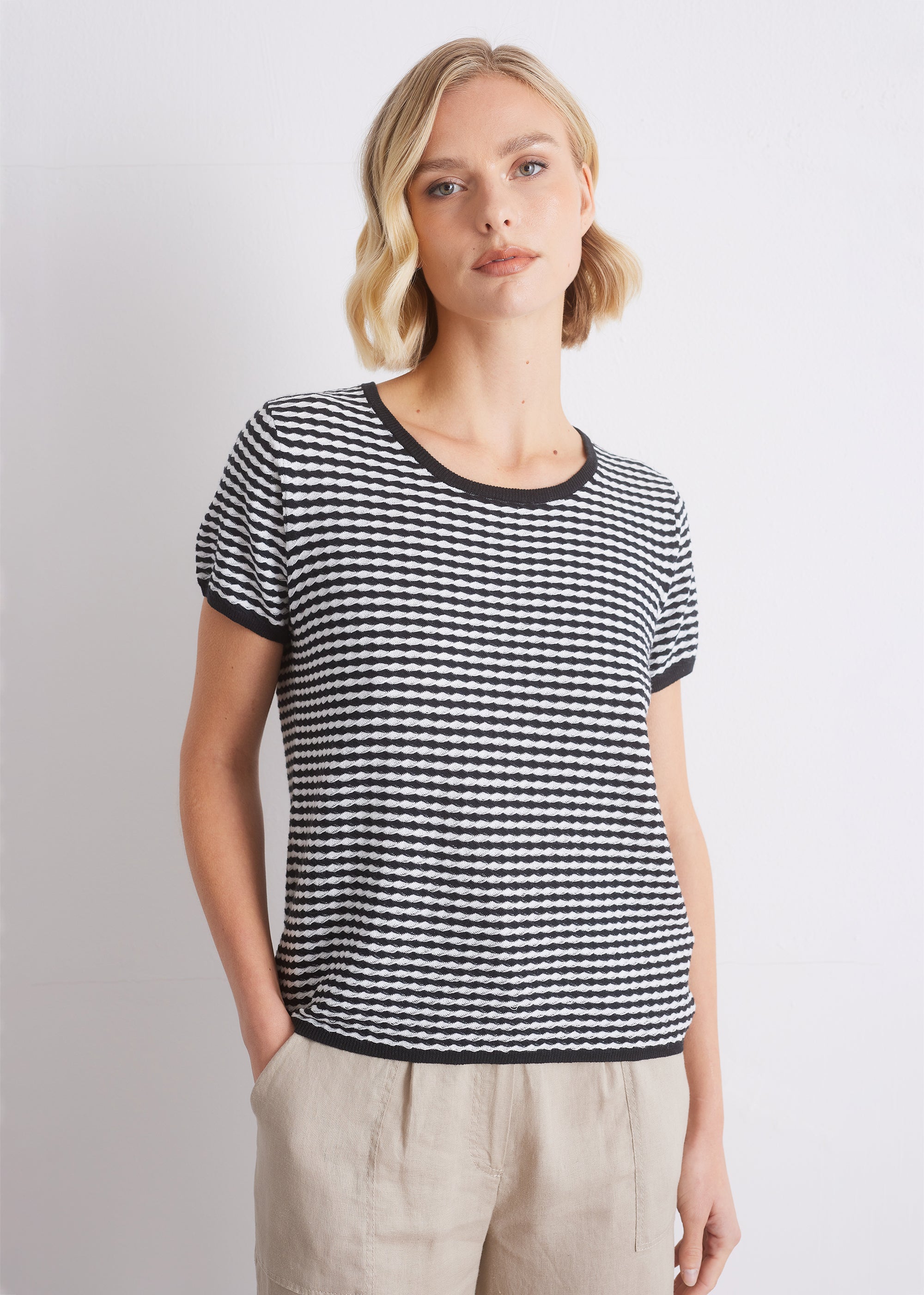 Kurzarmstrickshirt mit Strukturstreifen