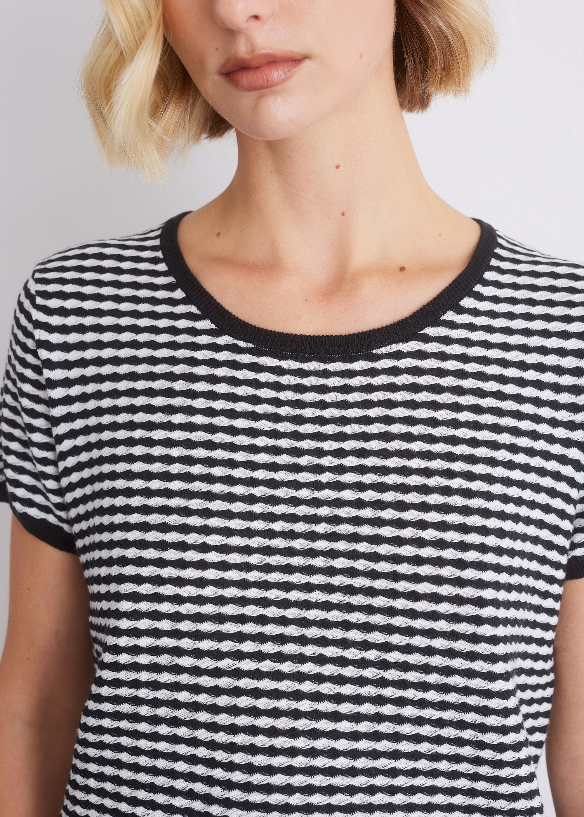 Kurzarmstrickshirt mit Strukturstreifen