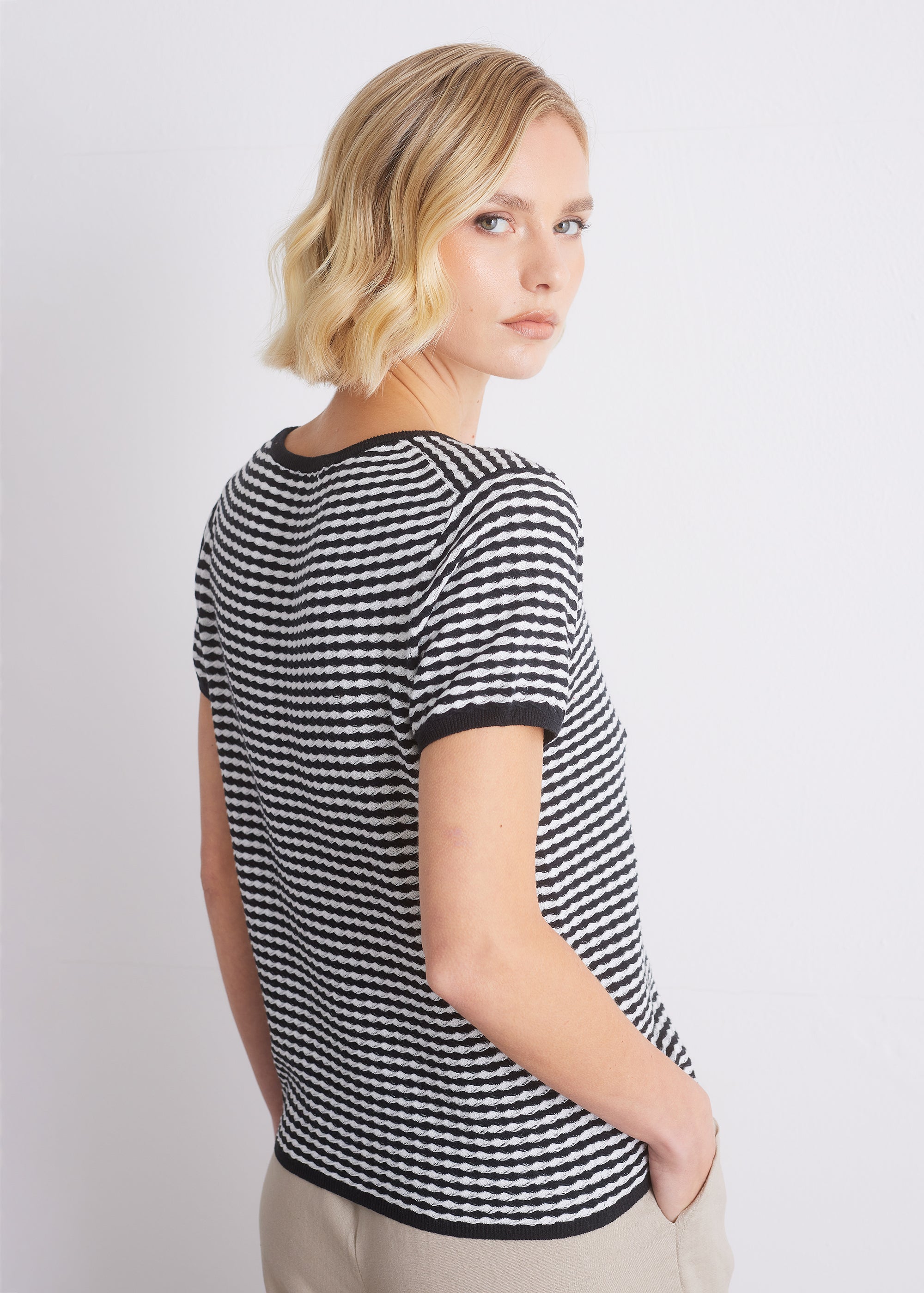 Kurzarmstrickshirt mit Strukturstreifen