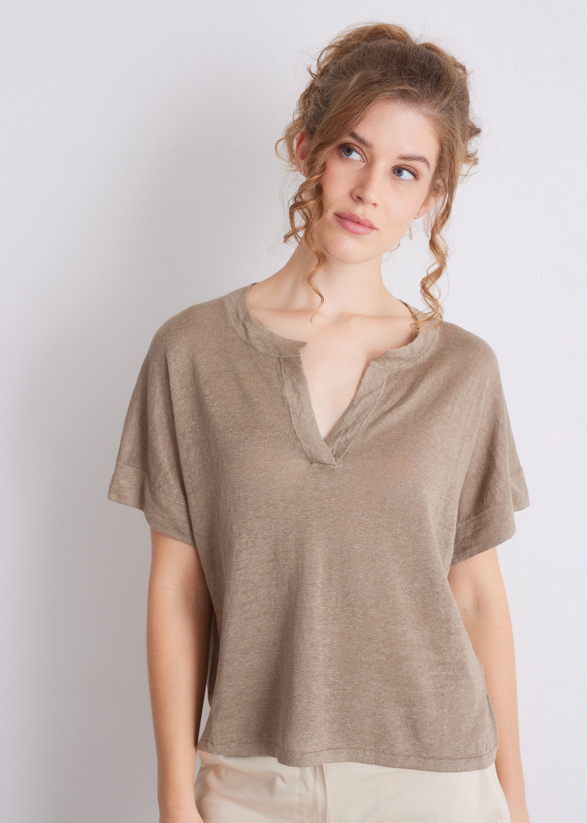 Leinenshirt mit Schlitz-Ausschnitt