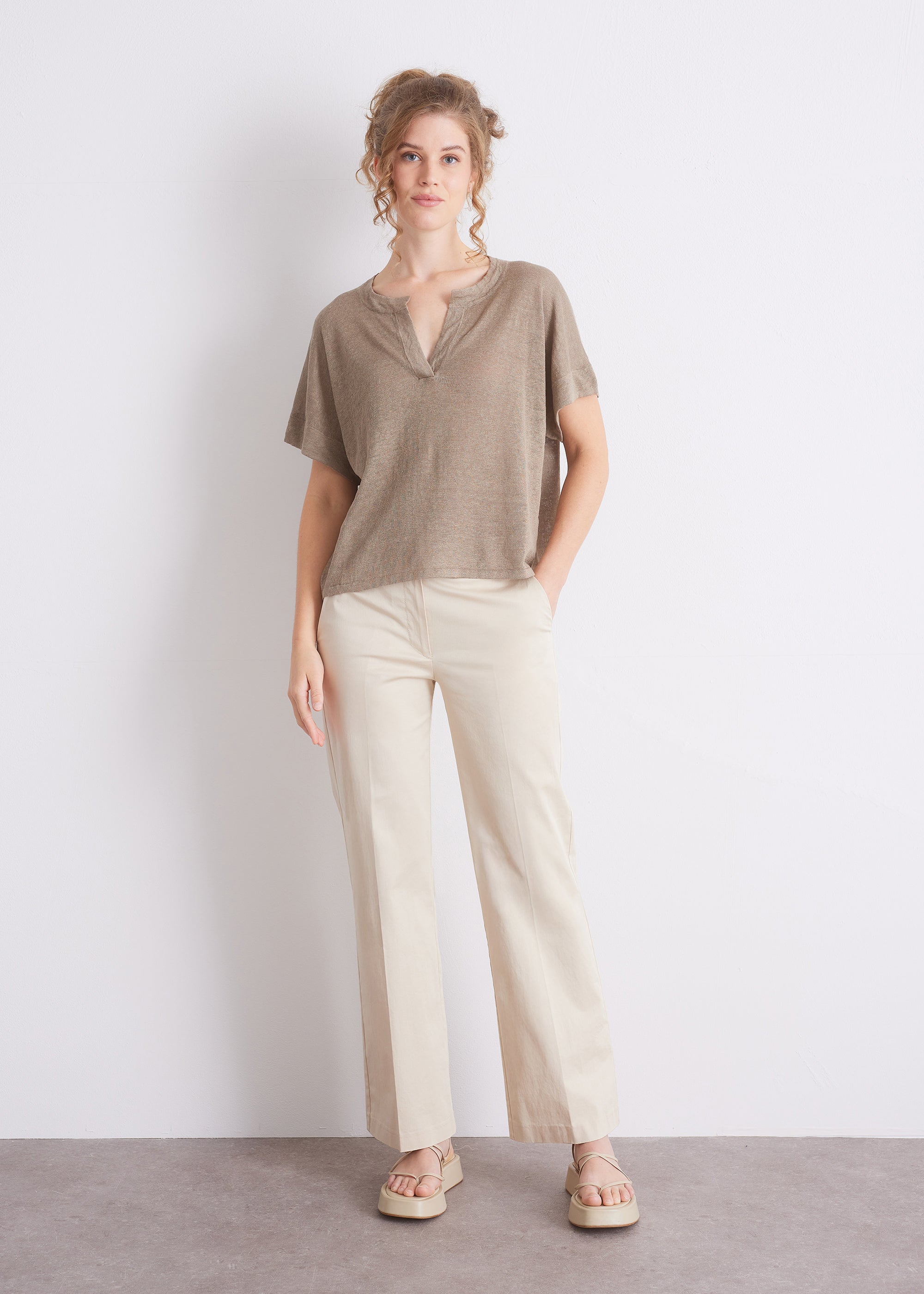 Leinenshirt mit Schlitz-Ausschnitt