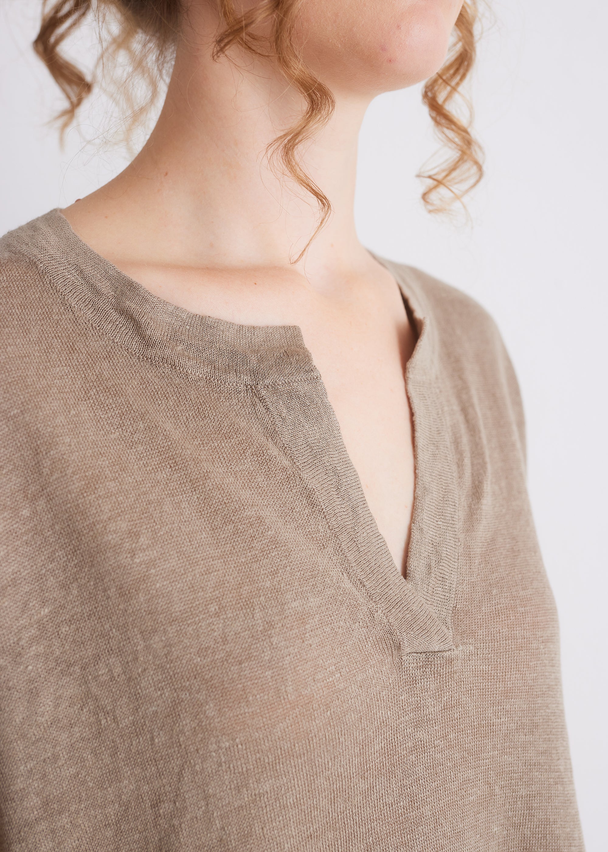 Leinenshirt mit Schlitz-Ausschnitt