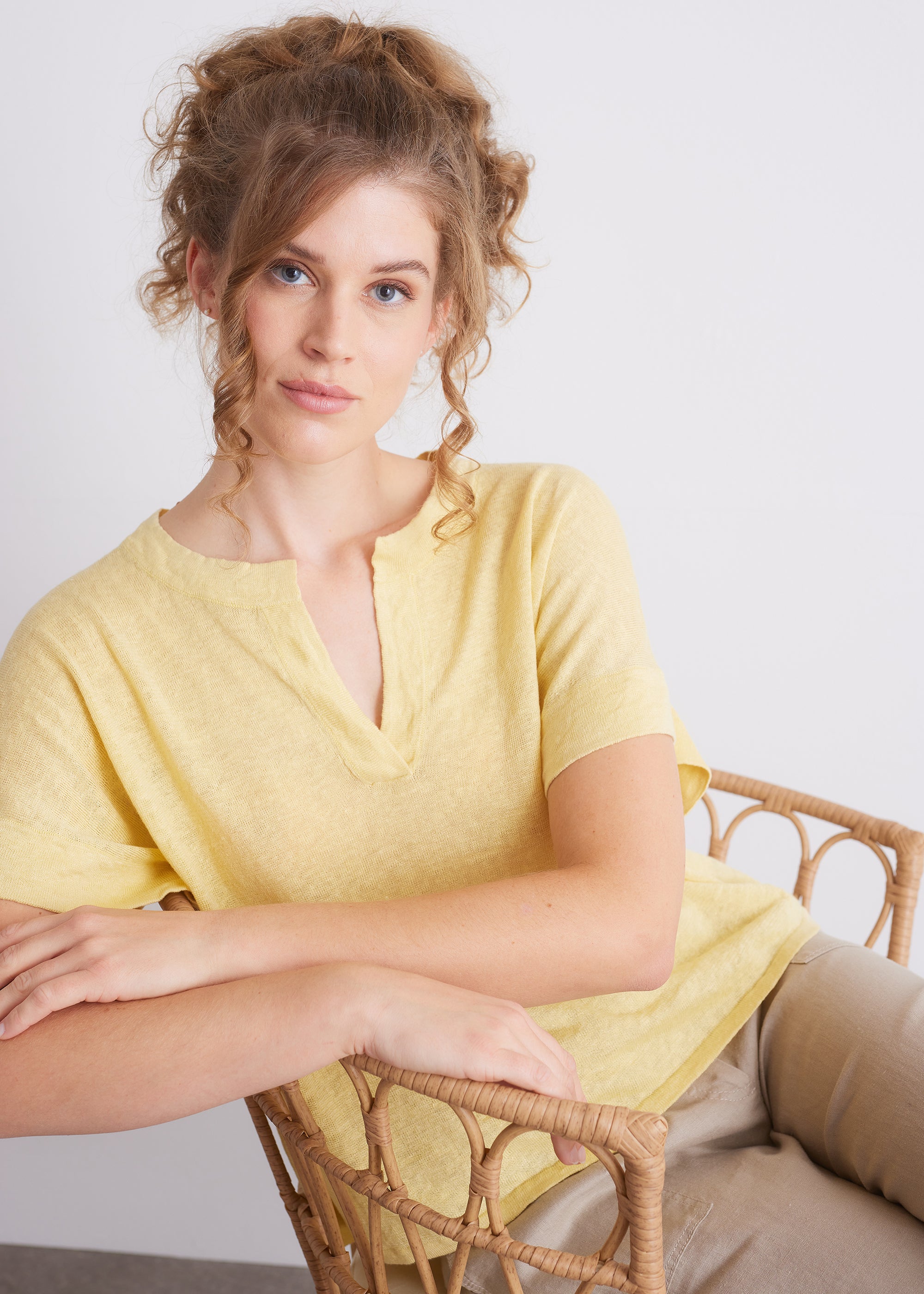 Leinenshirt mit Schlitz-Ausschnitt