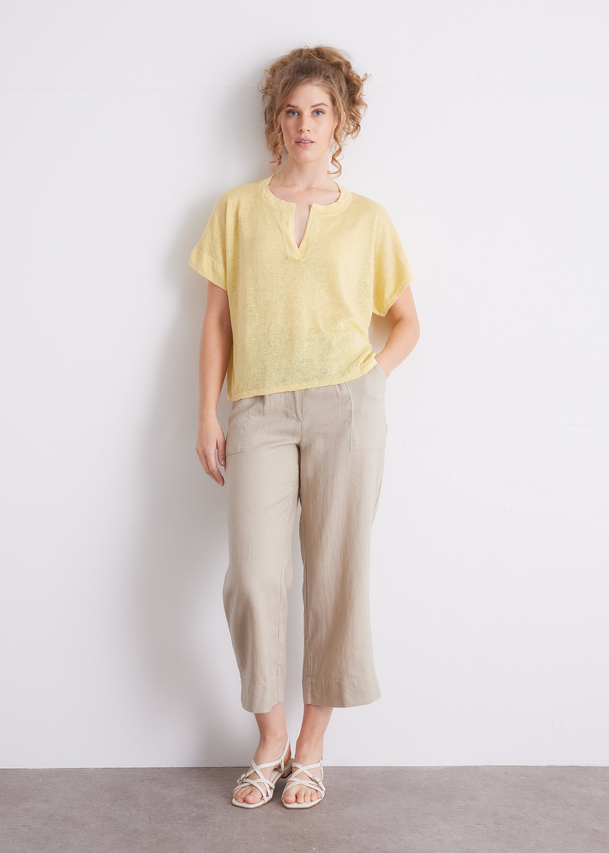 Leinenshirt mit Schlitz-Ausschnitt