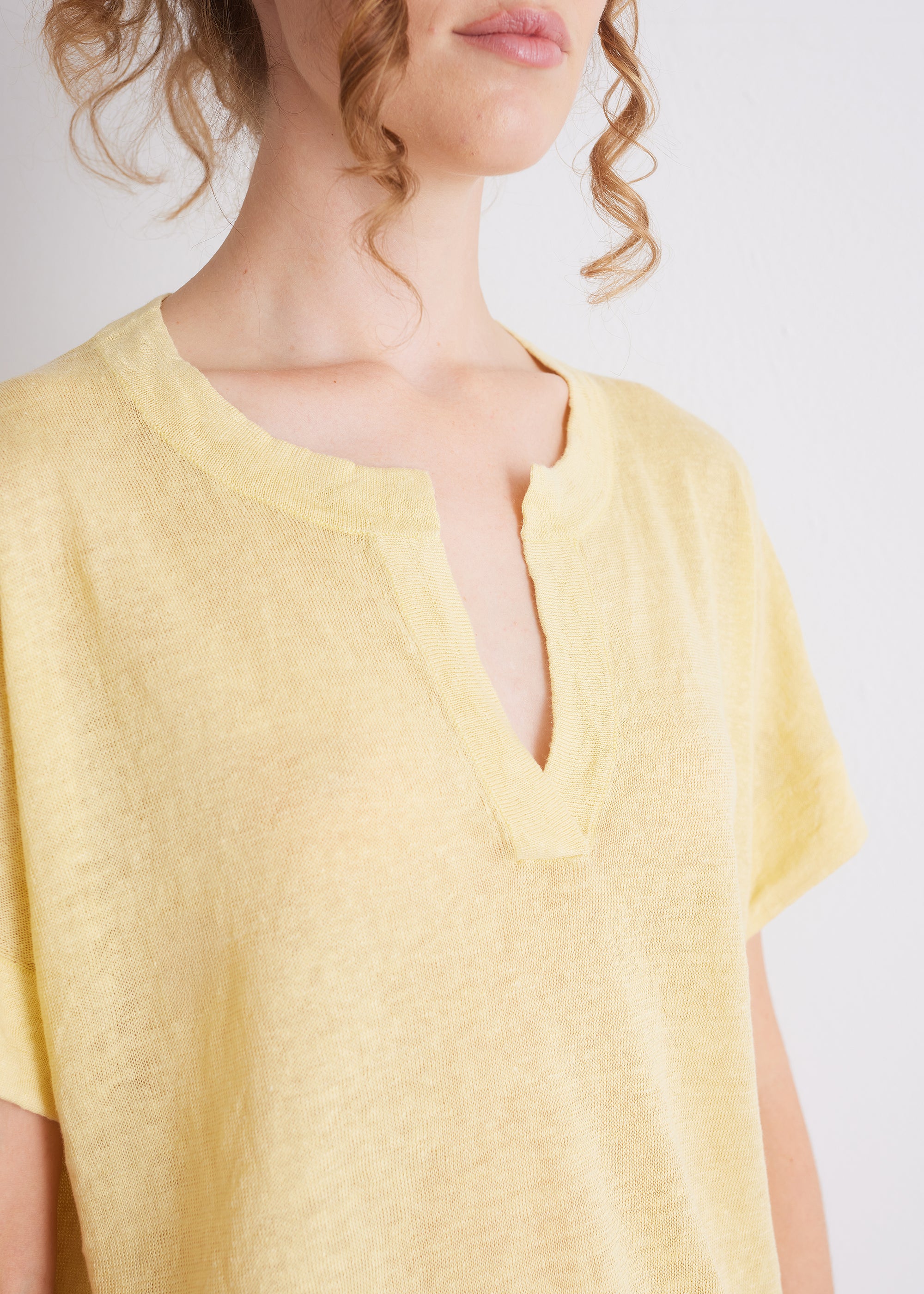 Leinenshirt mit Schlitz-Ausschnitt