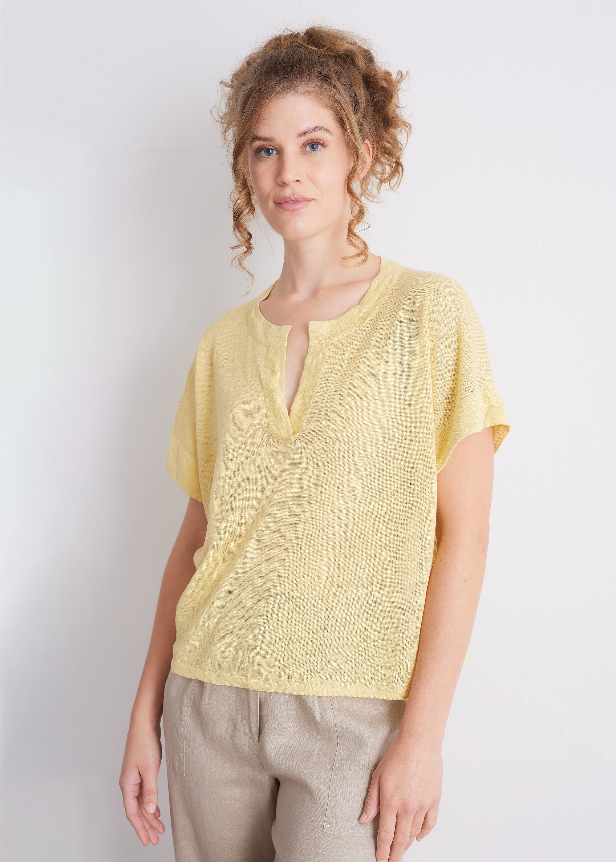 Leinenshirt mit Schlitz-Ausschnitt