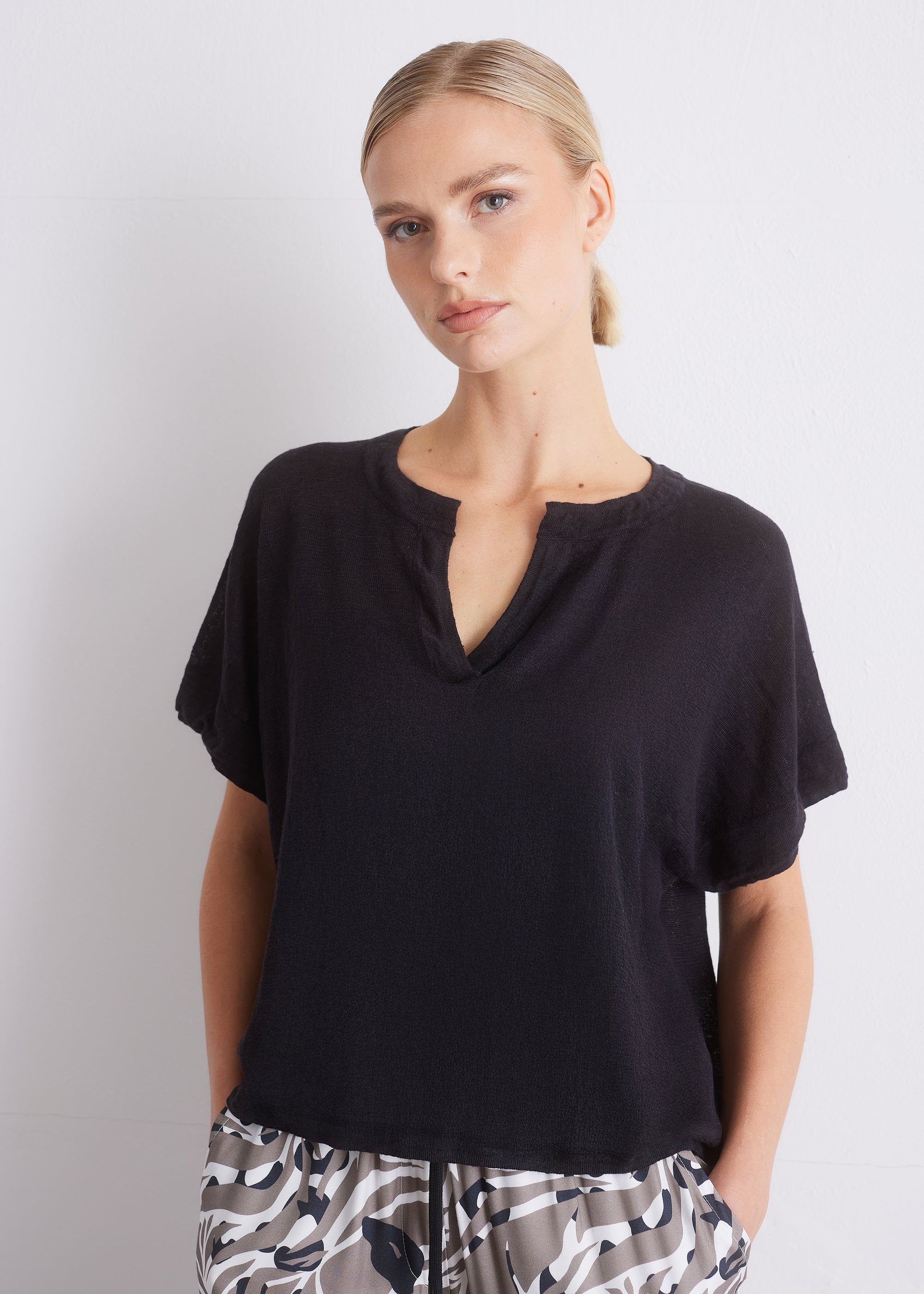 Leinenshirt mit Schlitz-Ausschnitt