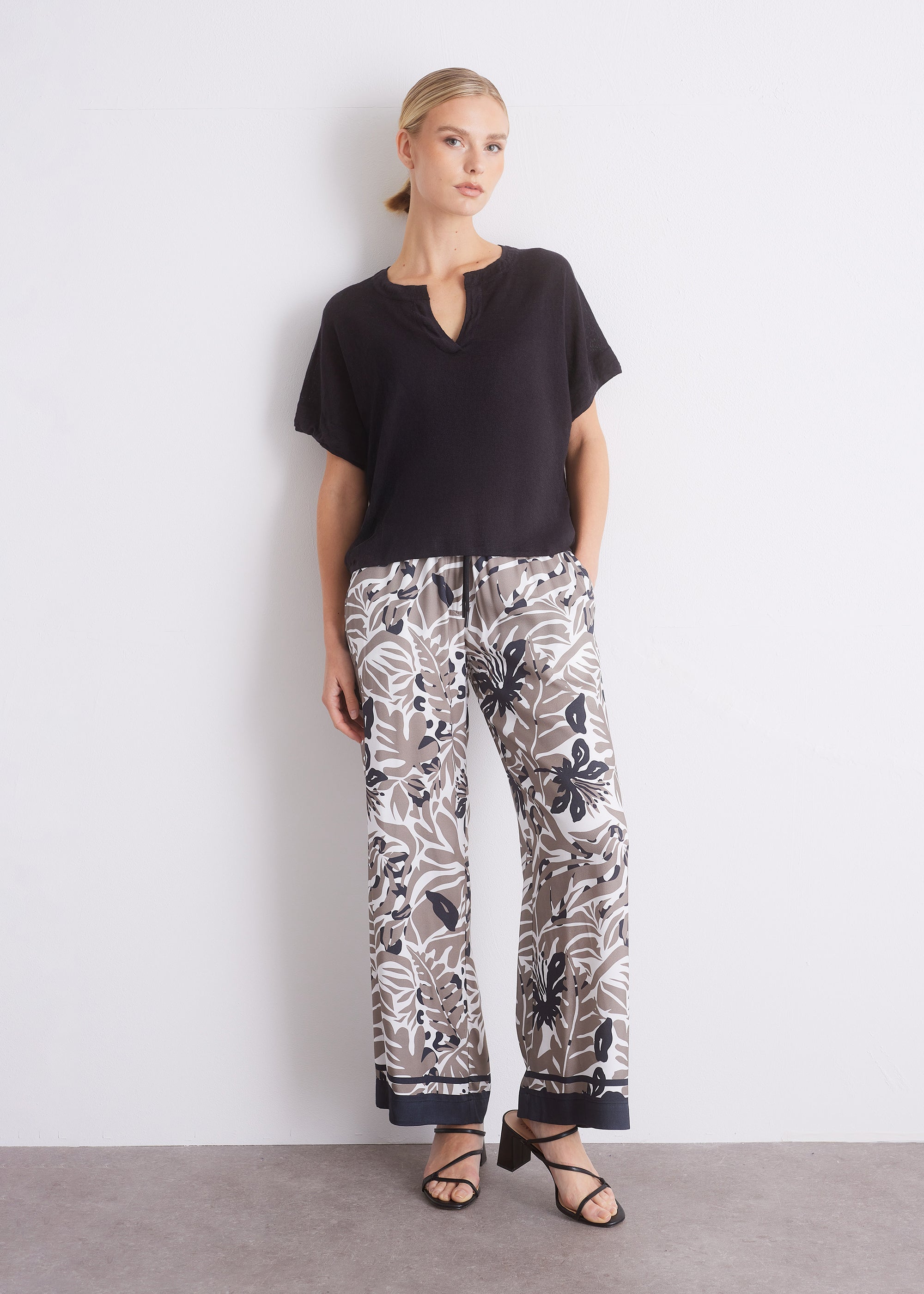 Leinenshirt mit Schlitz-Ausschnitt