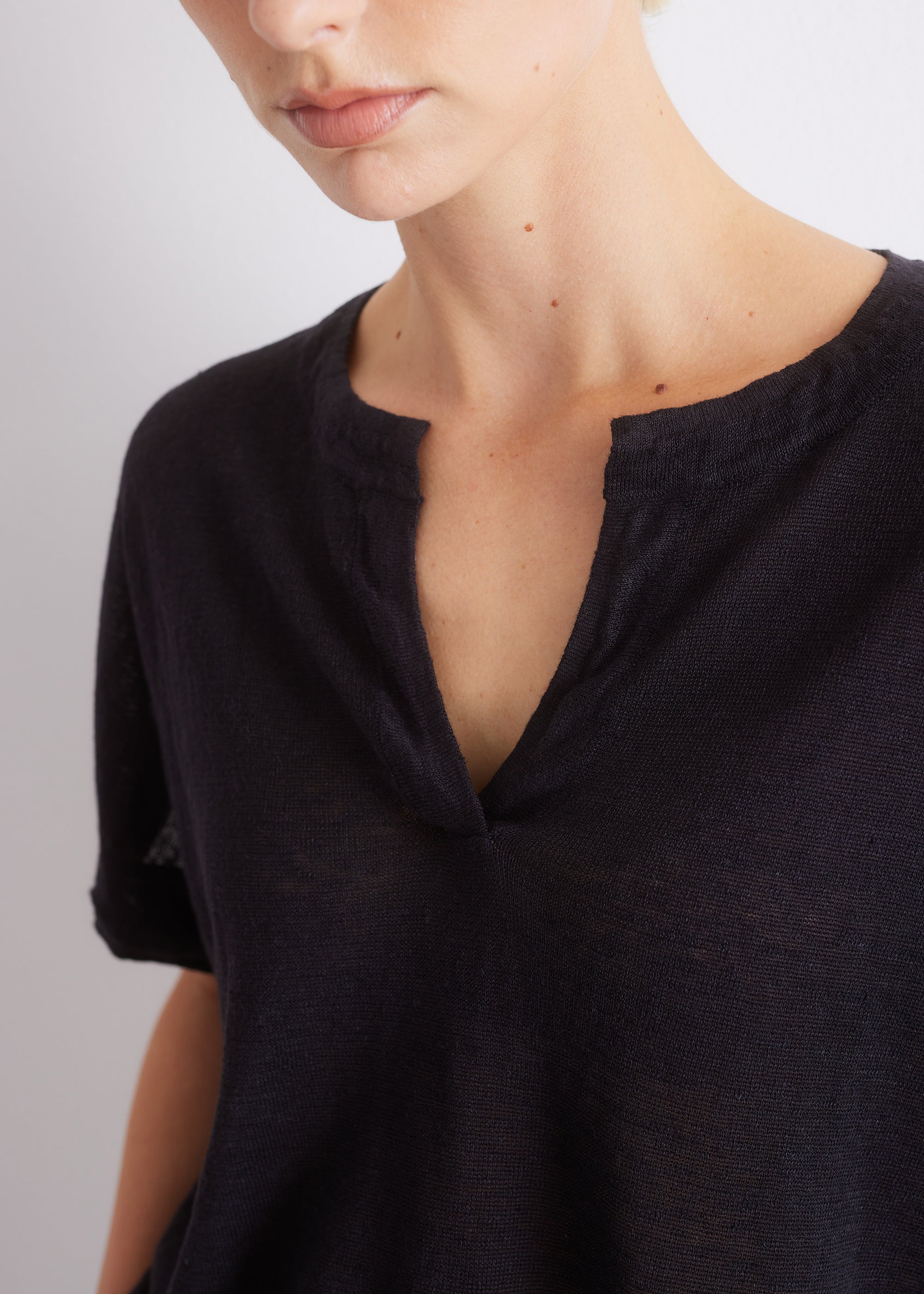 Leinenshirt mit Schlitz-Ausschnitt