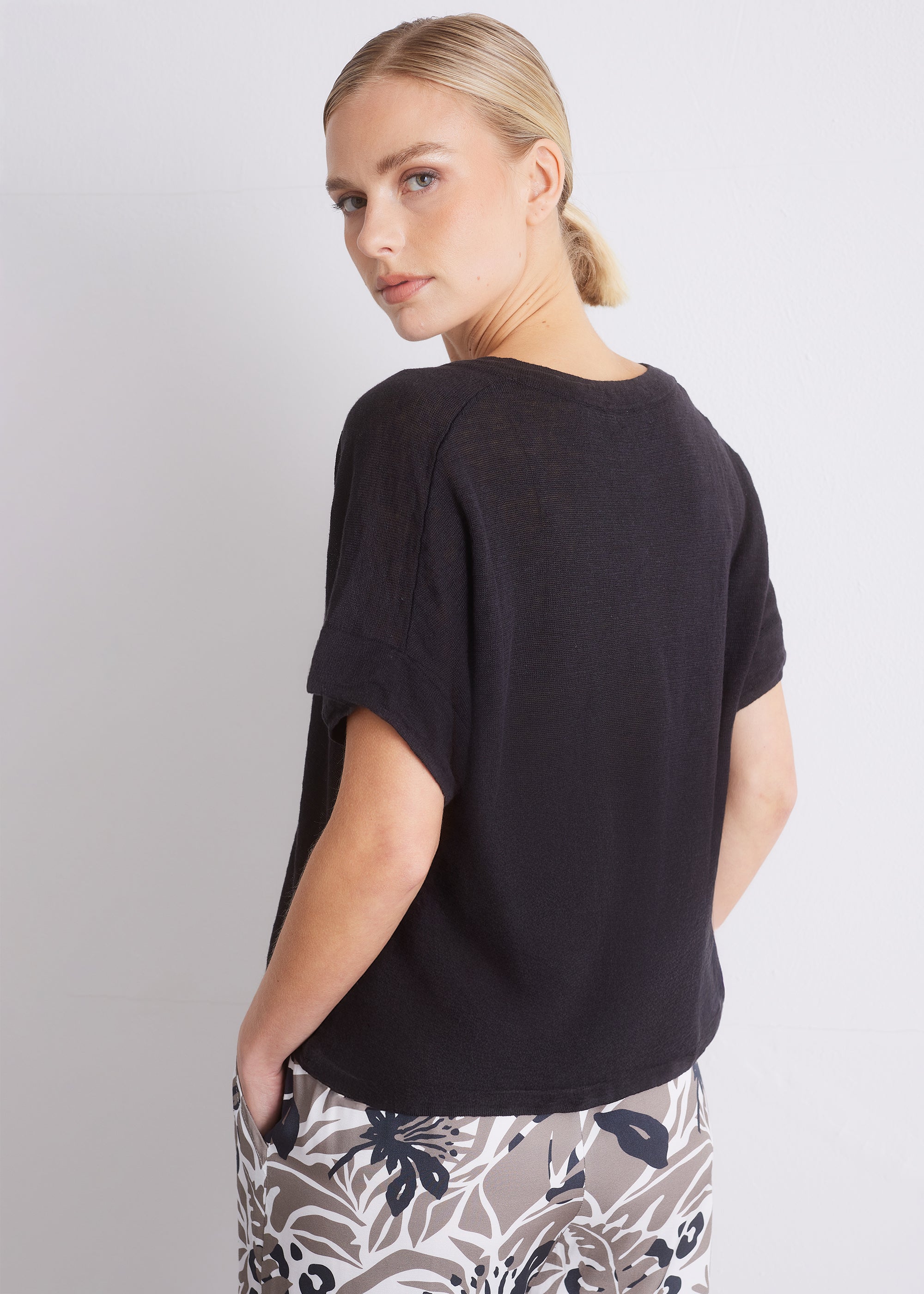 Leinenshirt mit Schlitz-Ausschnitt