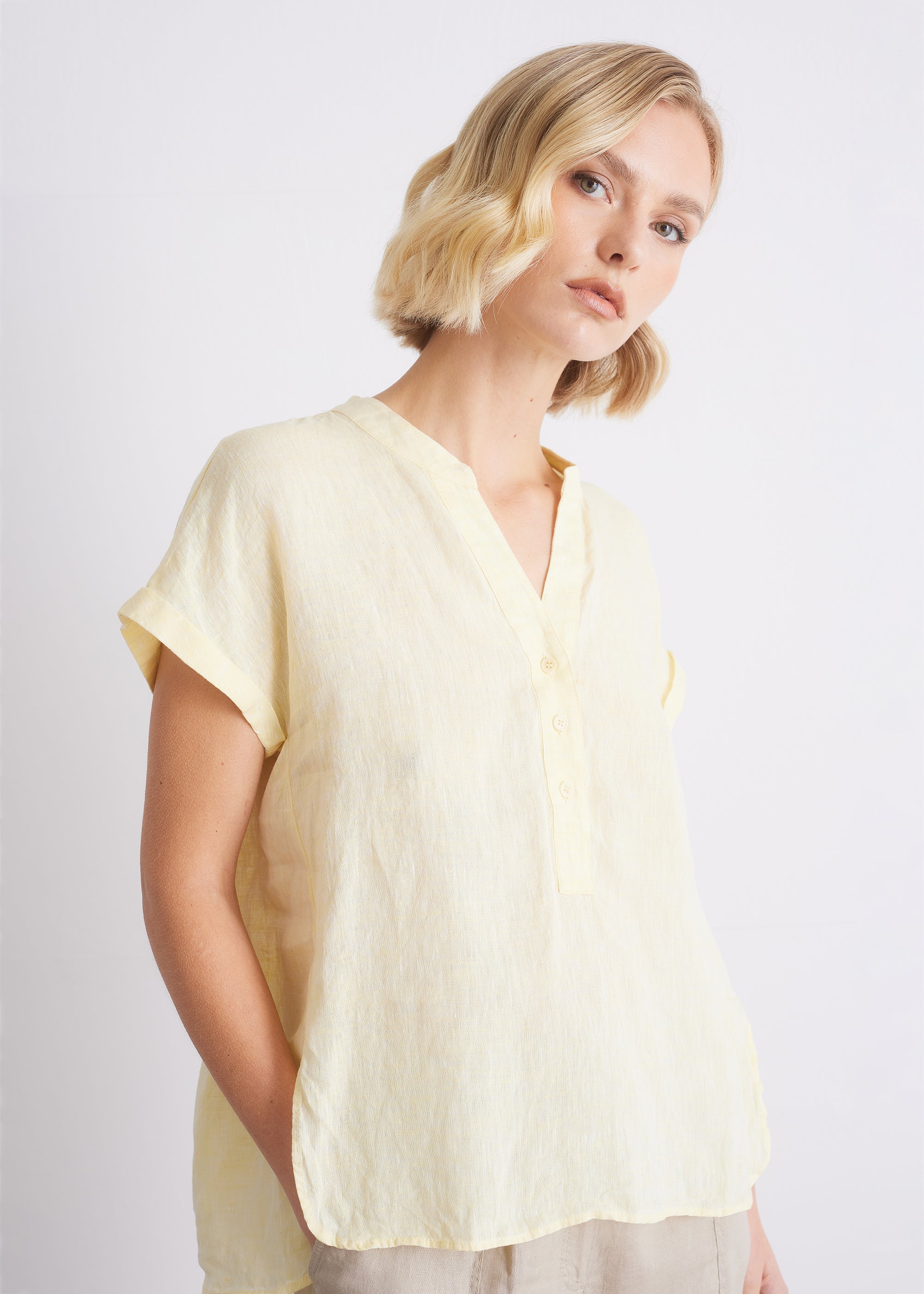 Leinenbluse mit V-Ausschnitt