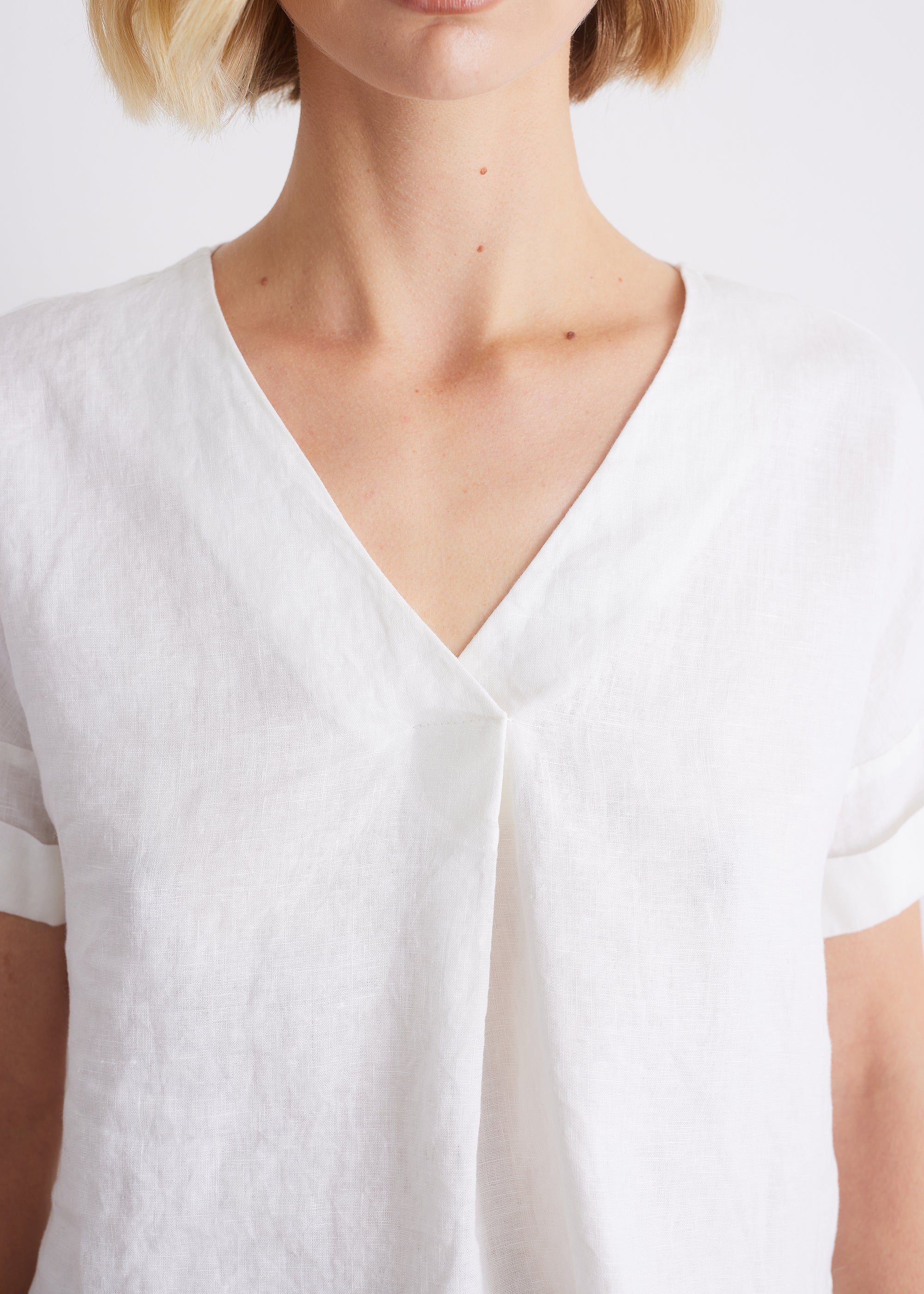 Leinenbluse mit V-Ausschnitt aus reinem Leinen