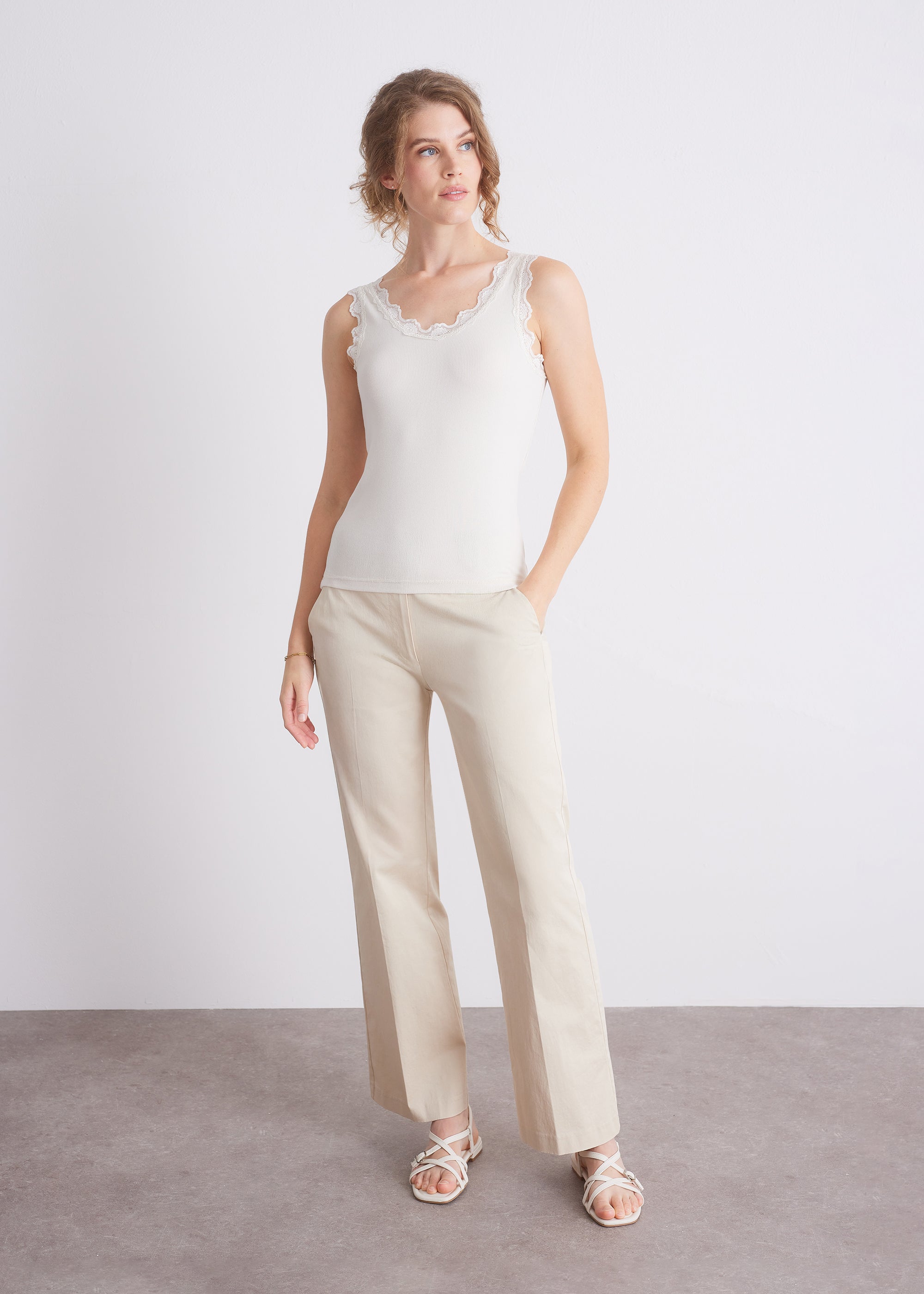 Spitzentop aus Viskose-Baumwoll-Mix