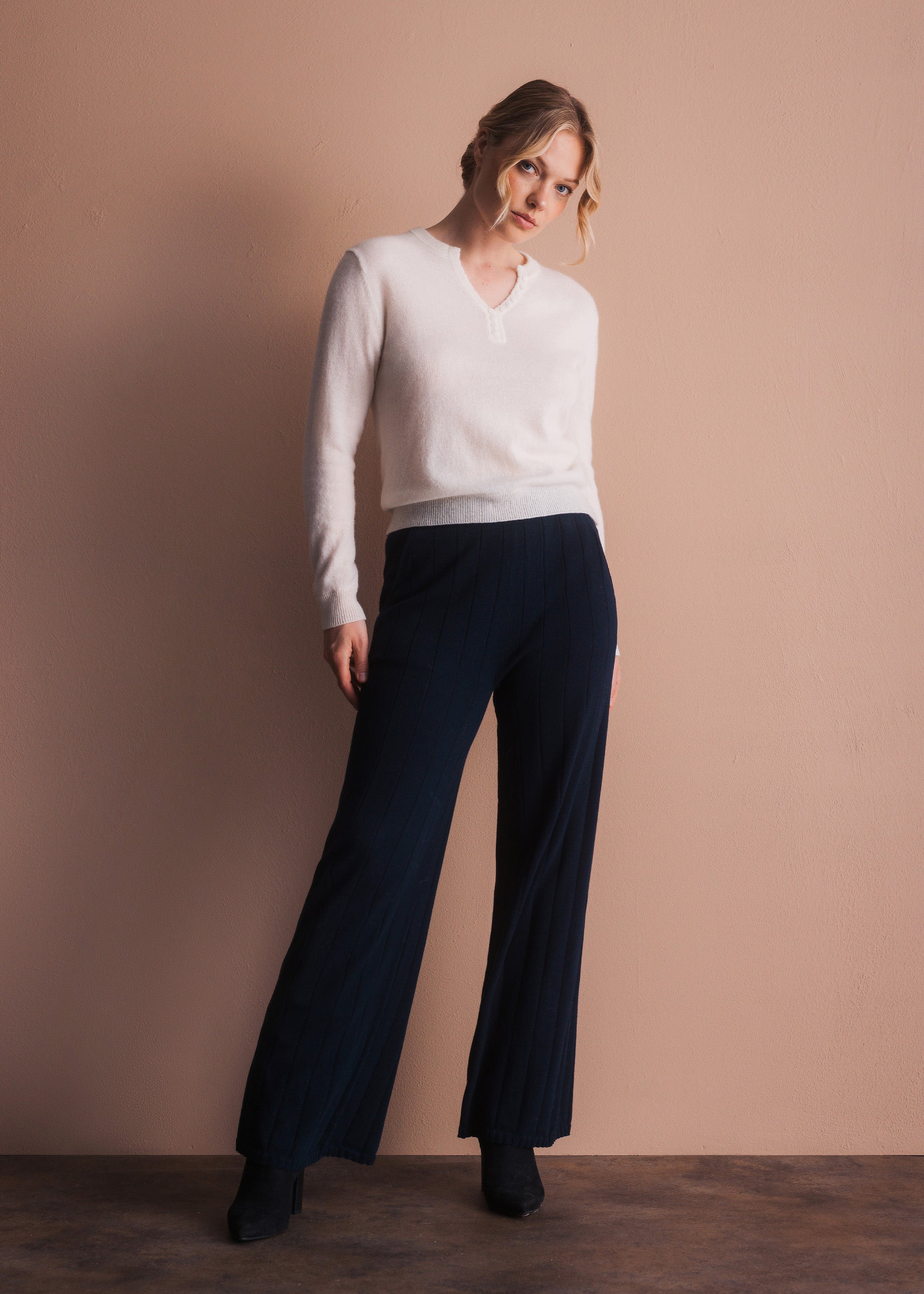 Kaschmirpullover in Creme kombiniert mit gerippter Stoffhose in Marine
