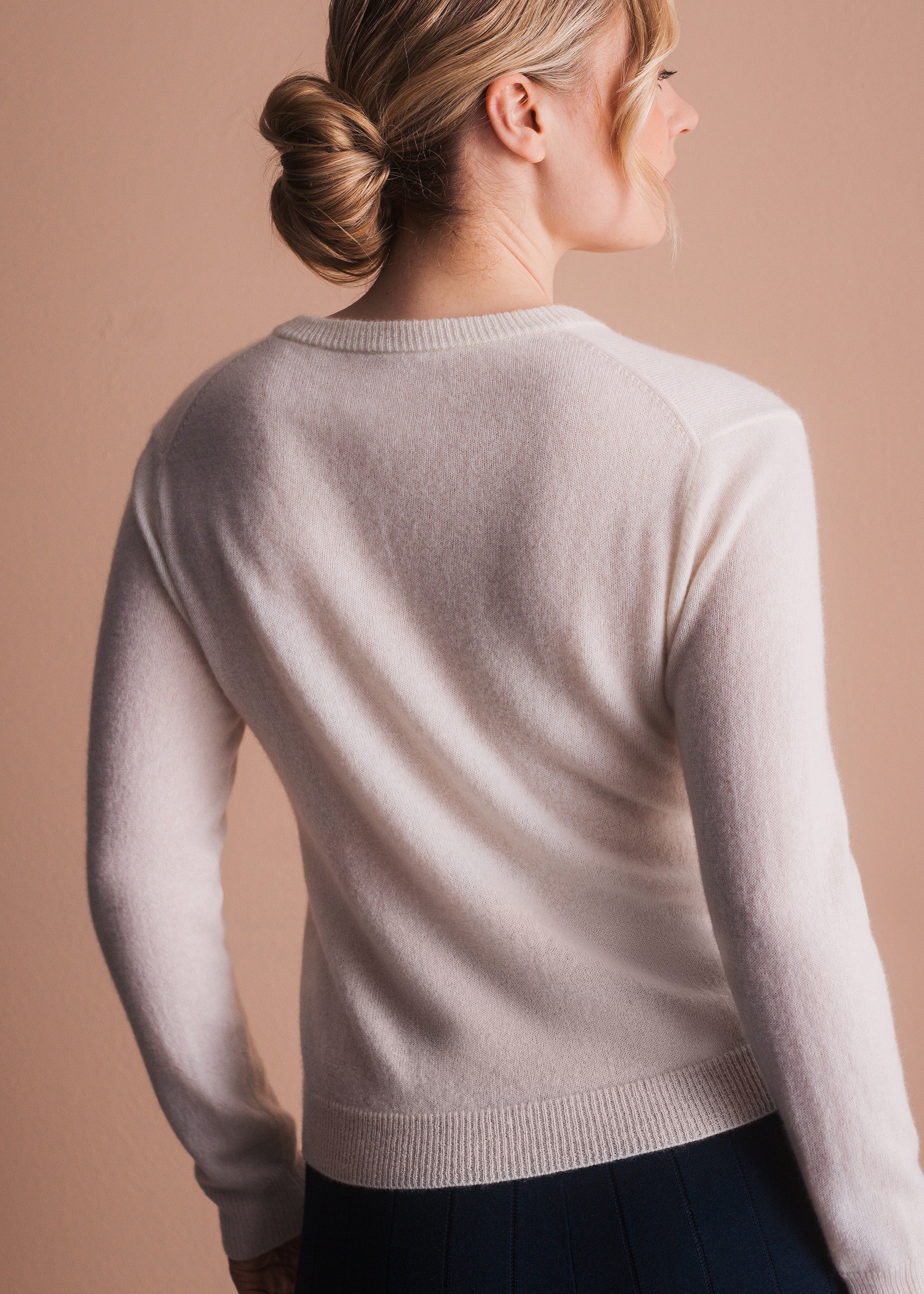 Kaschmirpullover mit Knopfleiste in Creme, Rückenansicht