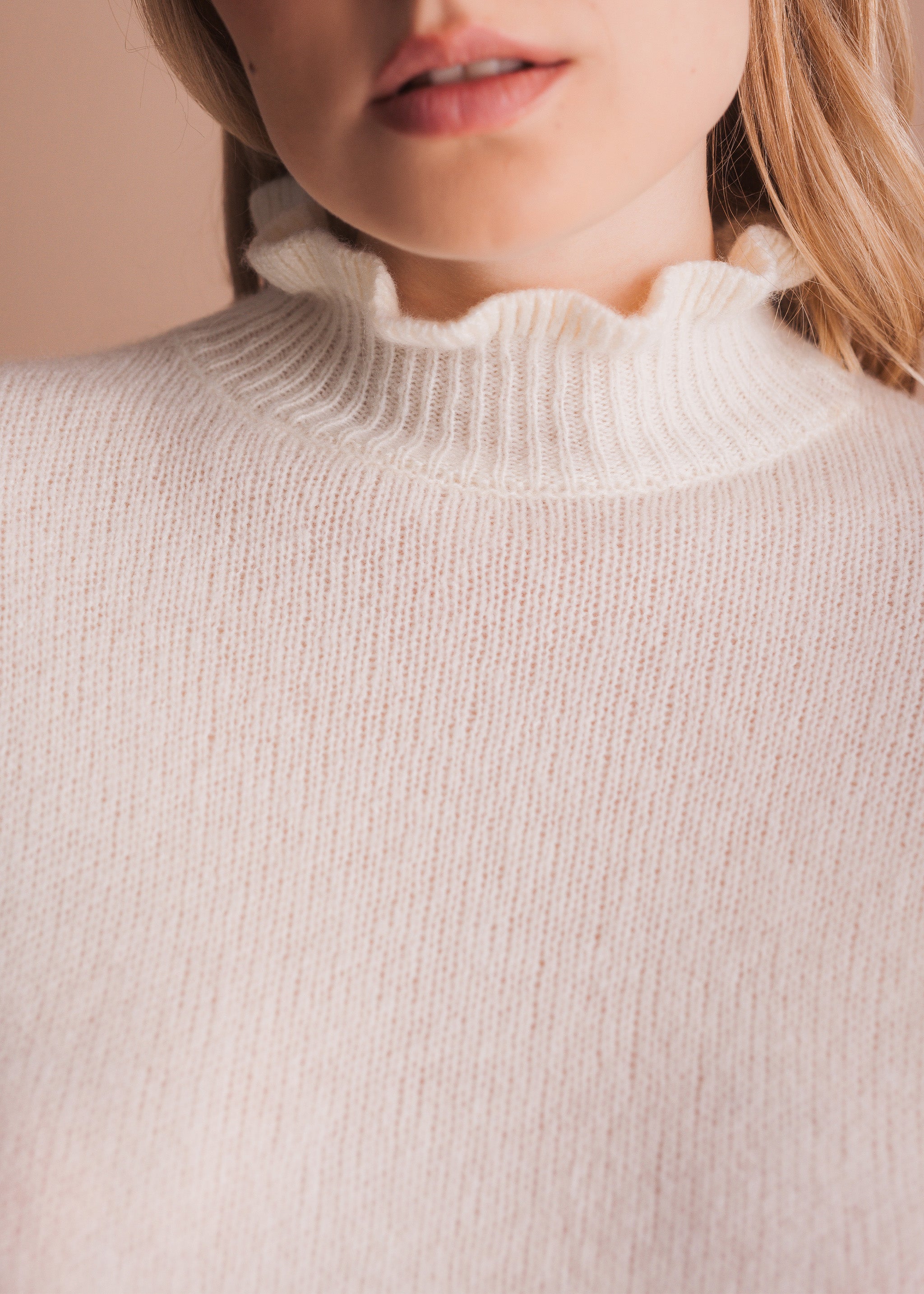 Pullover mit Rüschenkragen