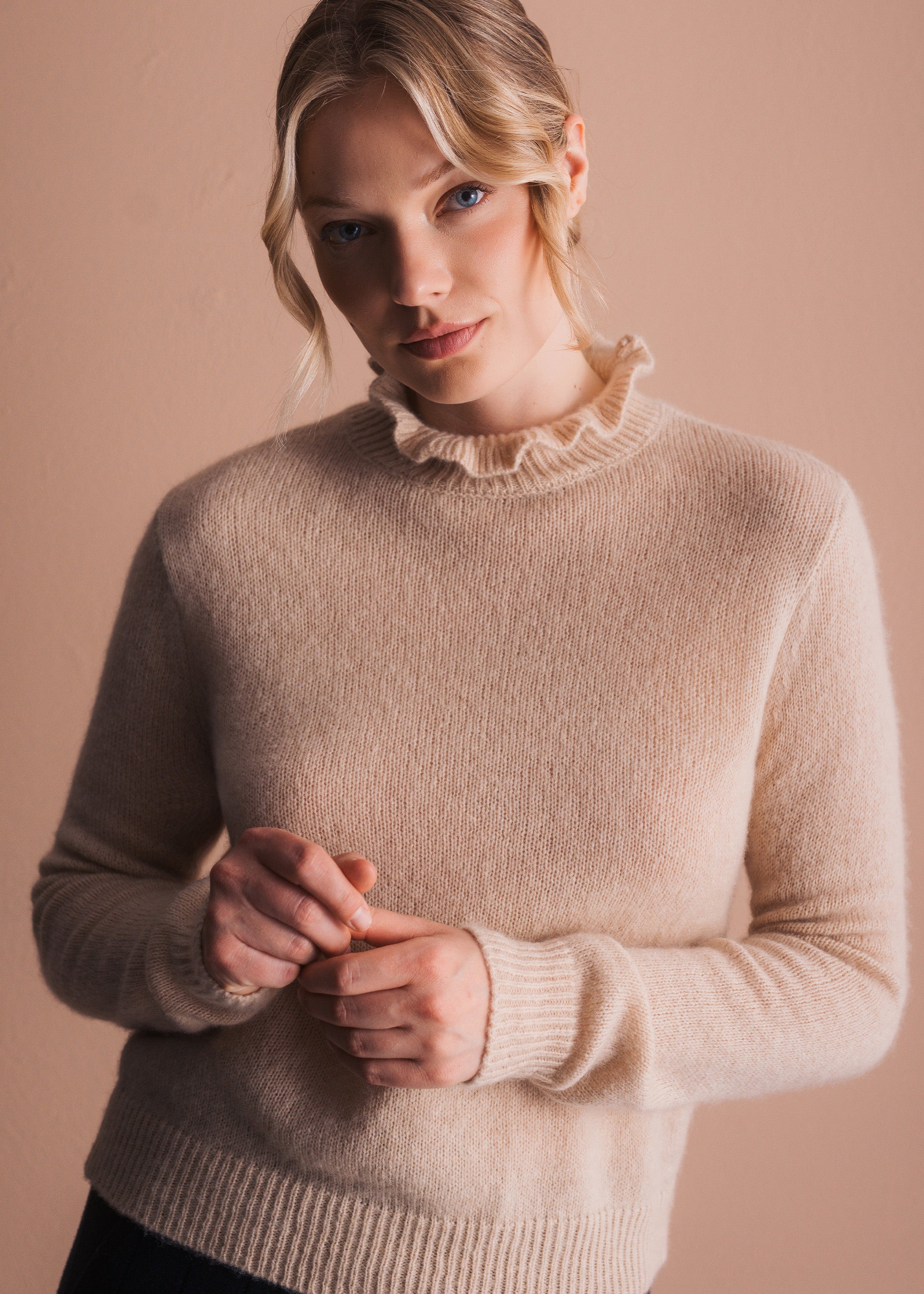 Pullover mit Rüschenkragen