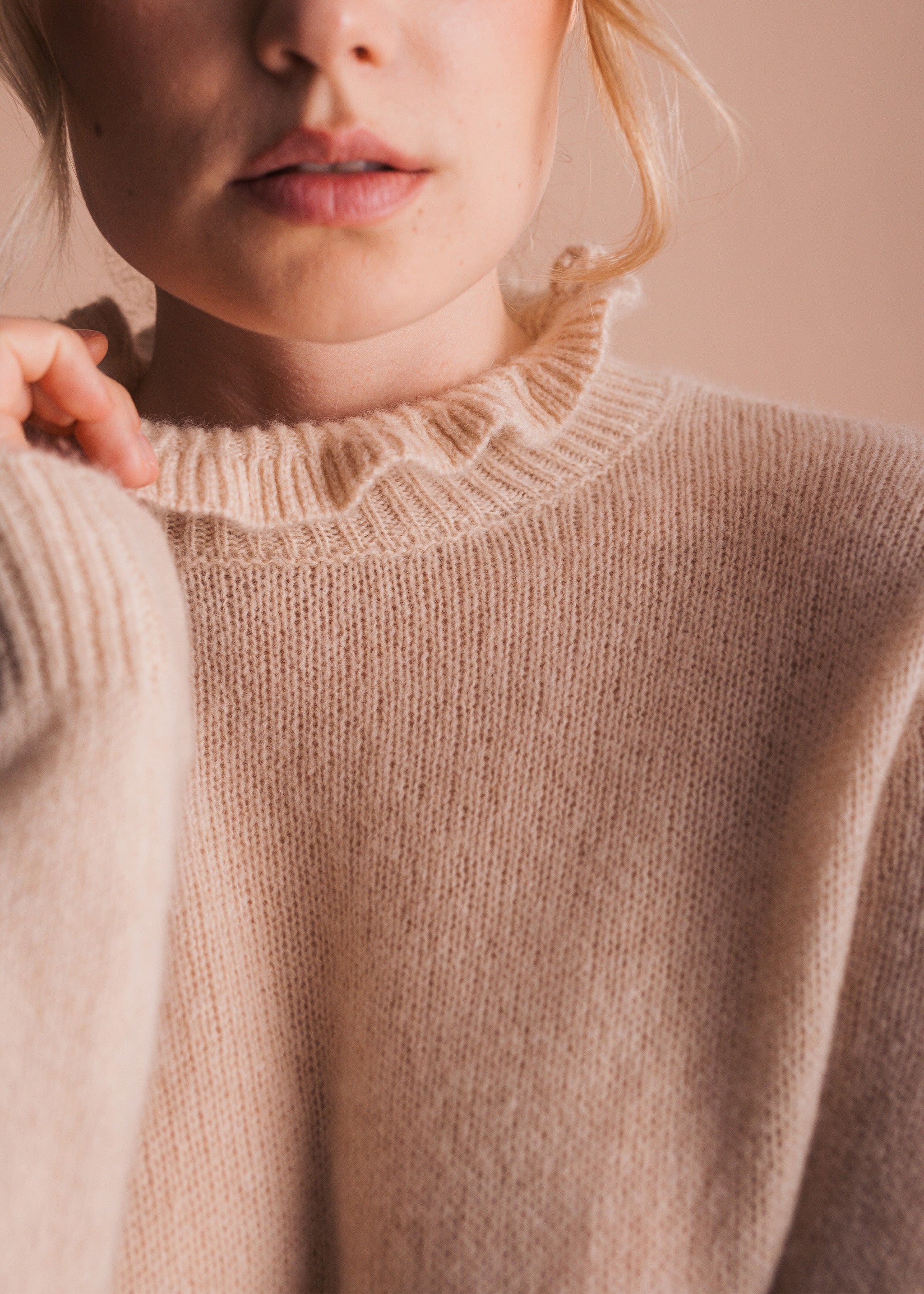 Pullover mit Rüschenkragen