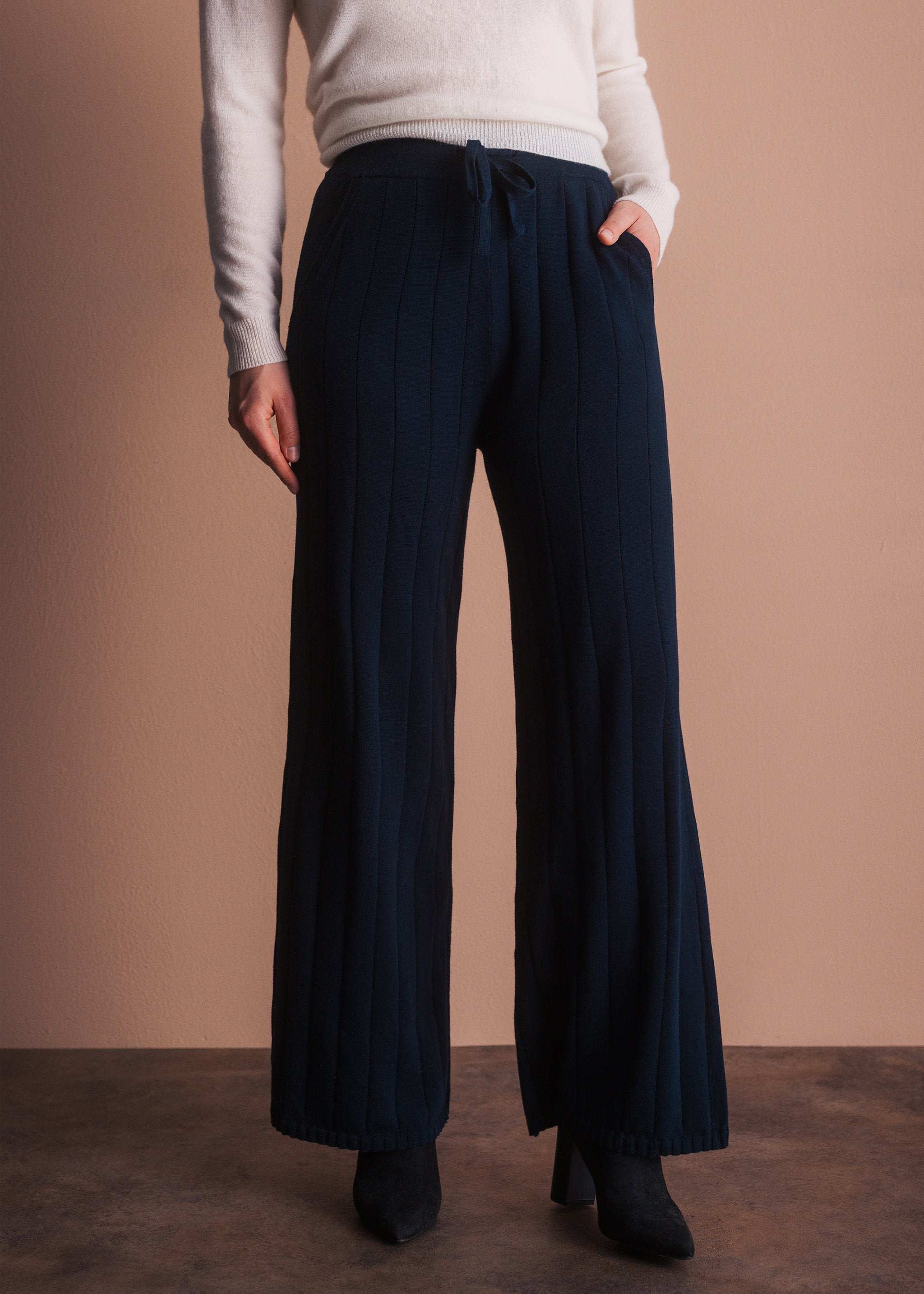 Weite Strickhose mit Ripp-Struktur