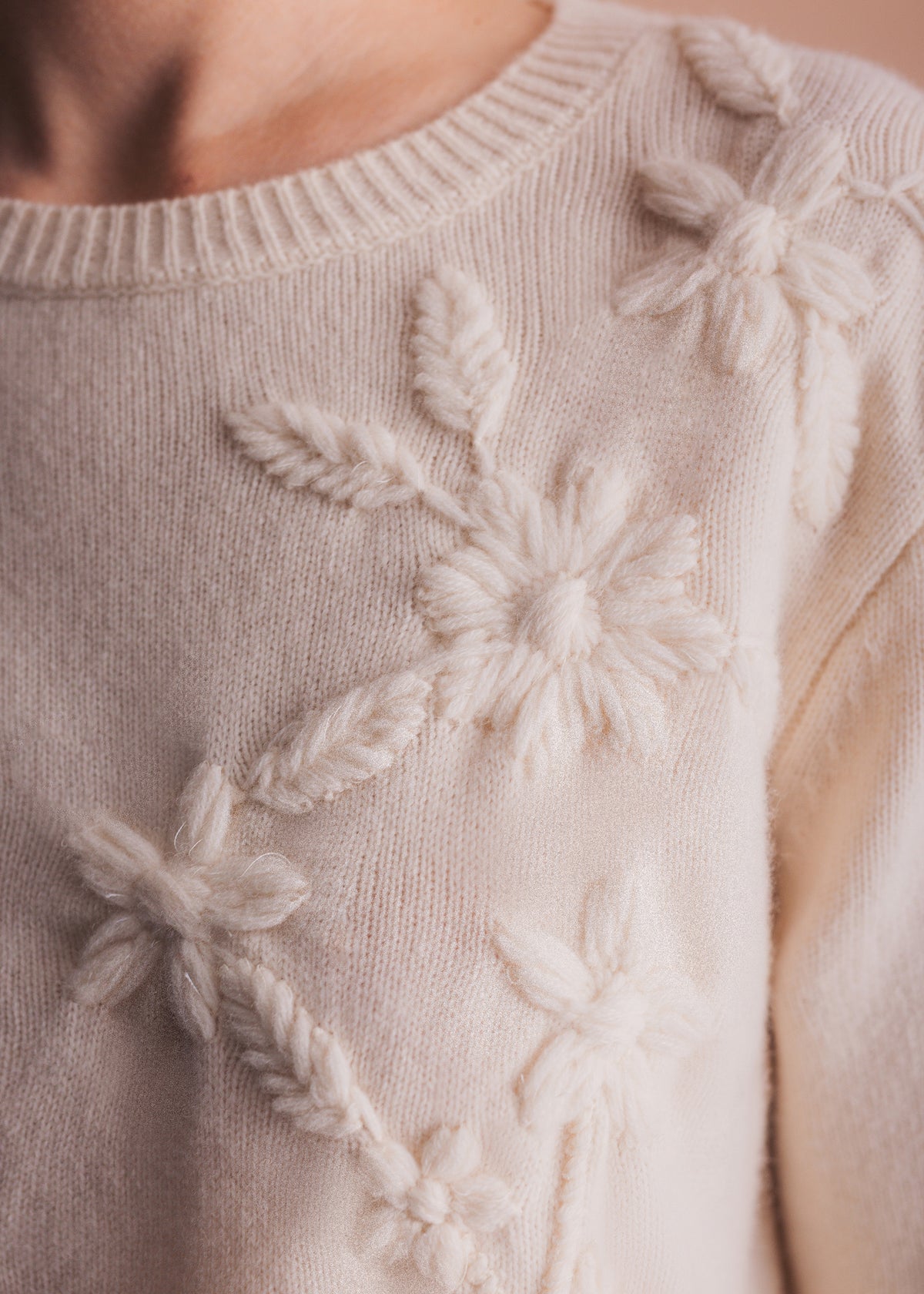 Pullover mit Blumenstickerei