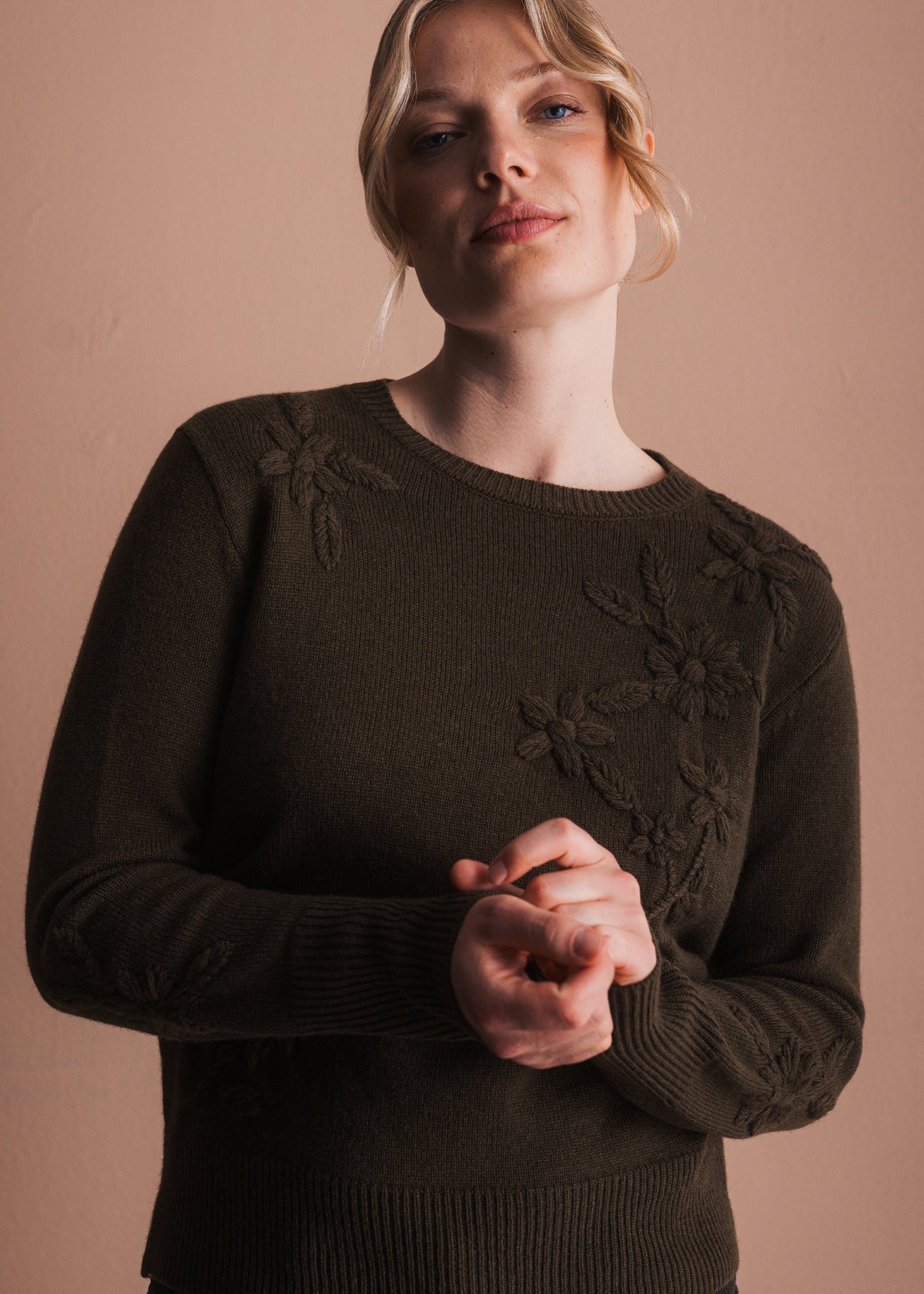 Pullover mit Blumenstickerei