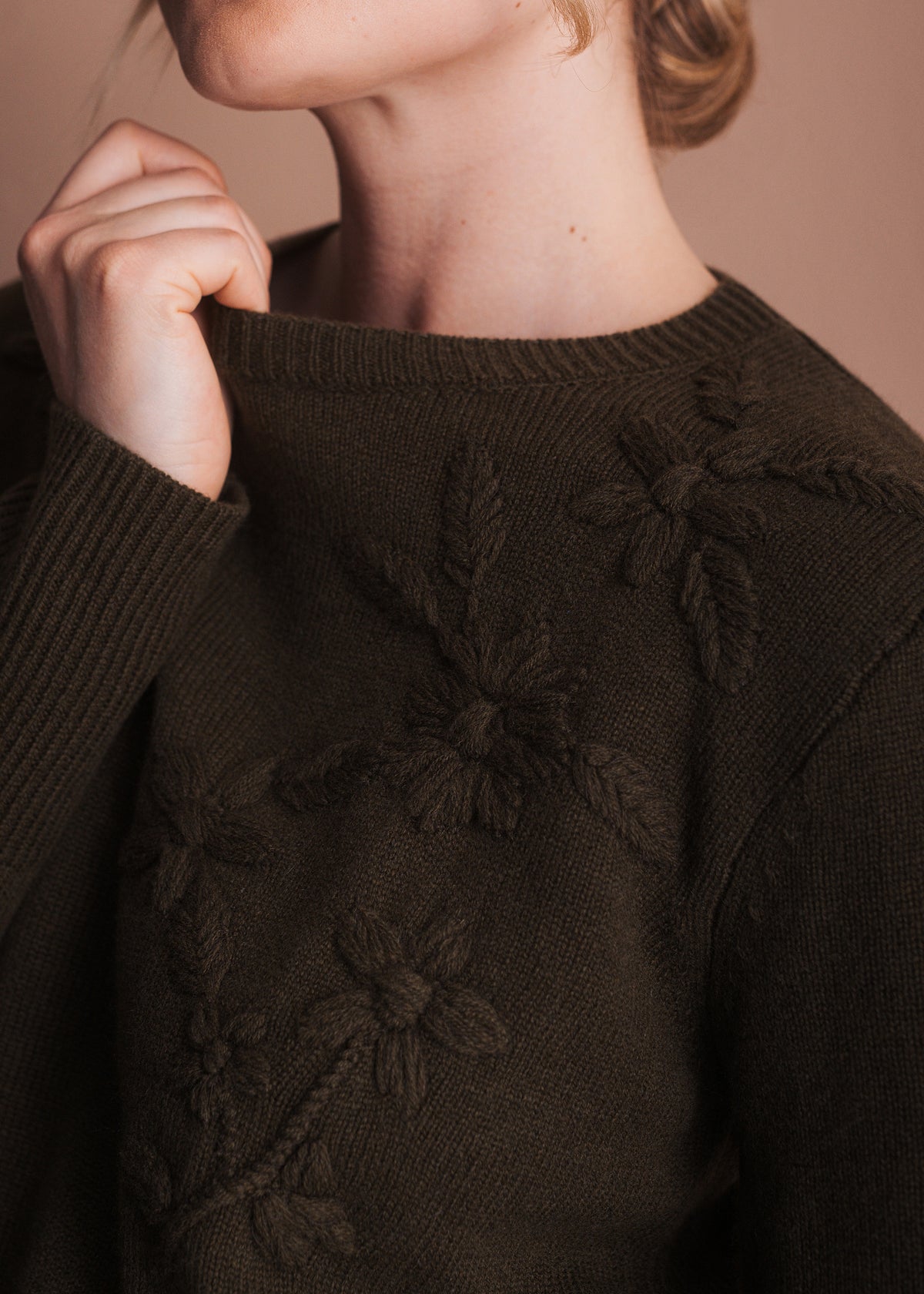 Pullover mit Blumenstickerei