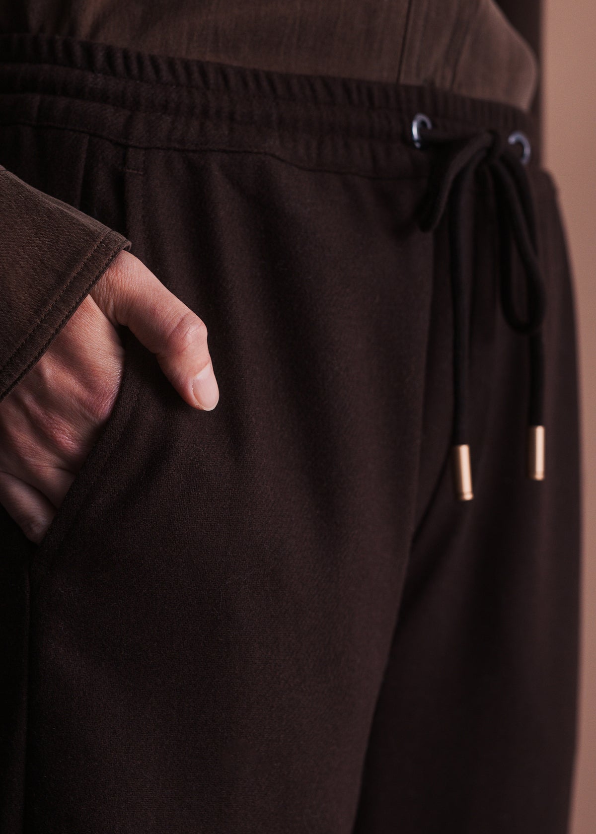 Weite Hose mit Kordelzug in Dunkelbraun