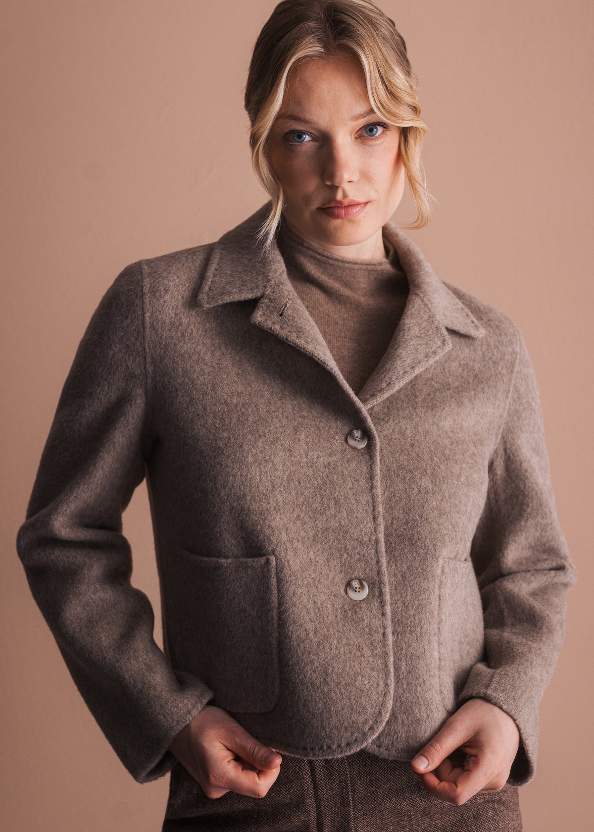 Kurze Jacke mit Reverskragen