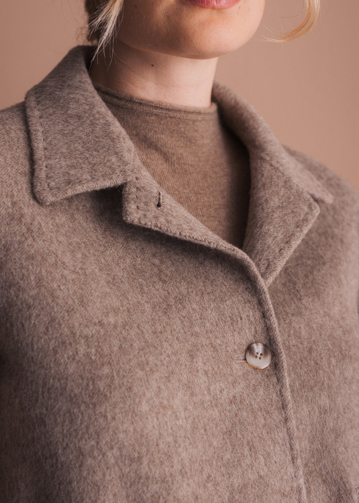 Kurze Jacke mit Reverskragen