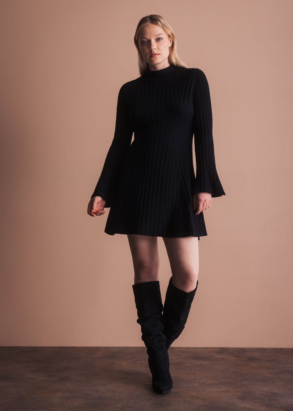 Strickkleid mit Glockenärmeln