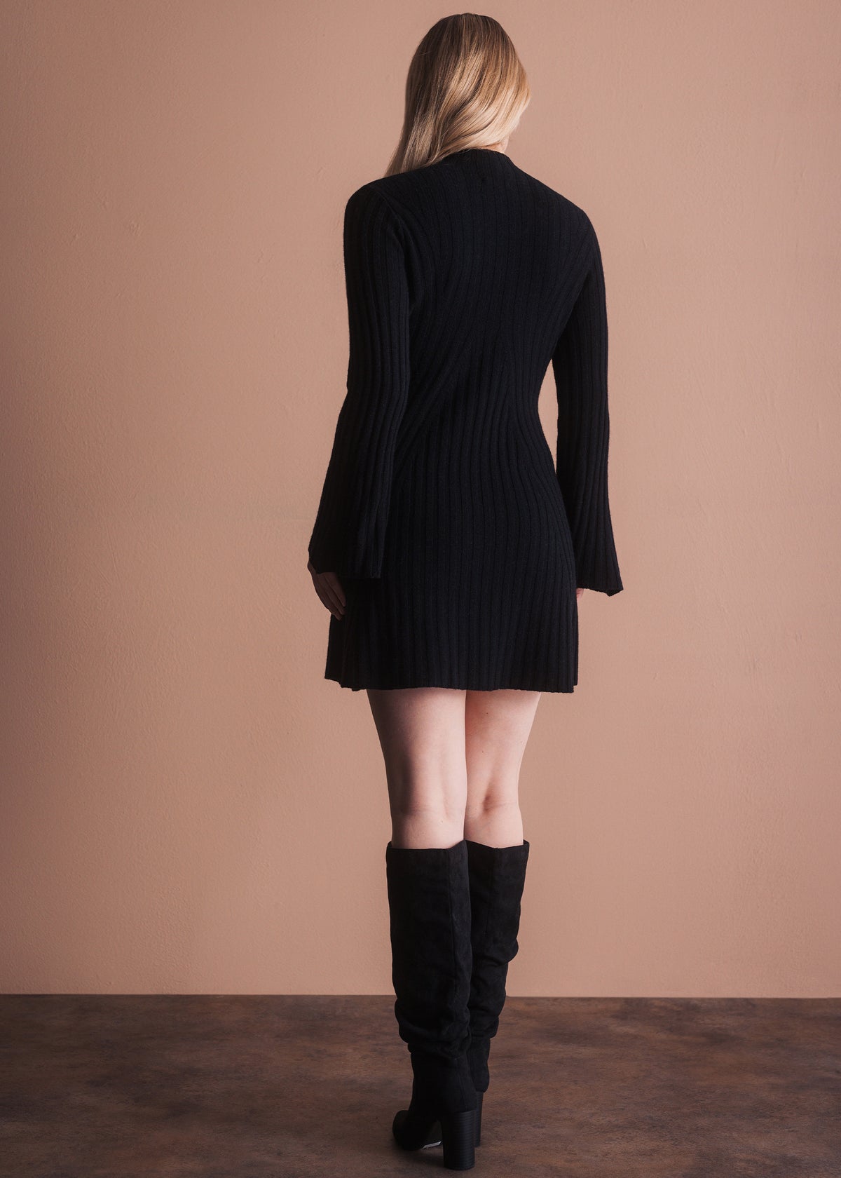 Strickkleid mit Glockenärmeln