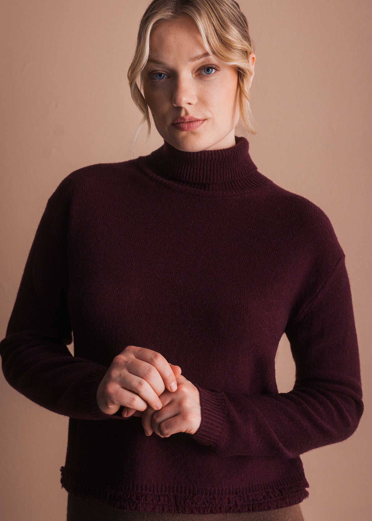 Rollkragenpullover mit Fransensaum