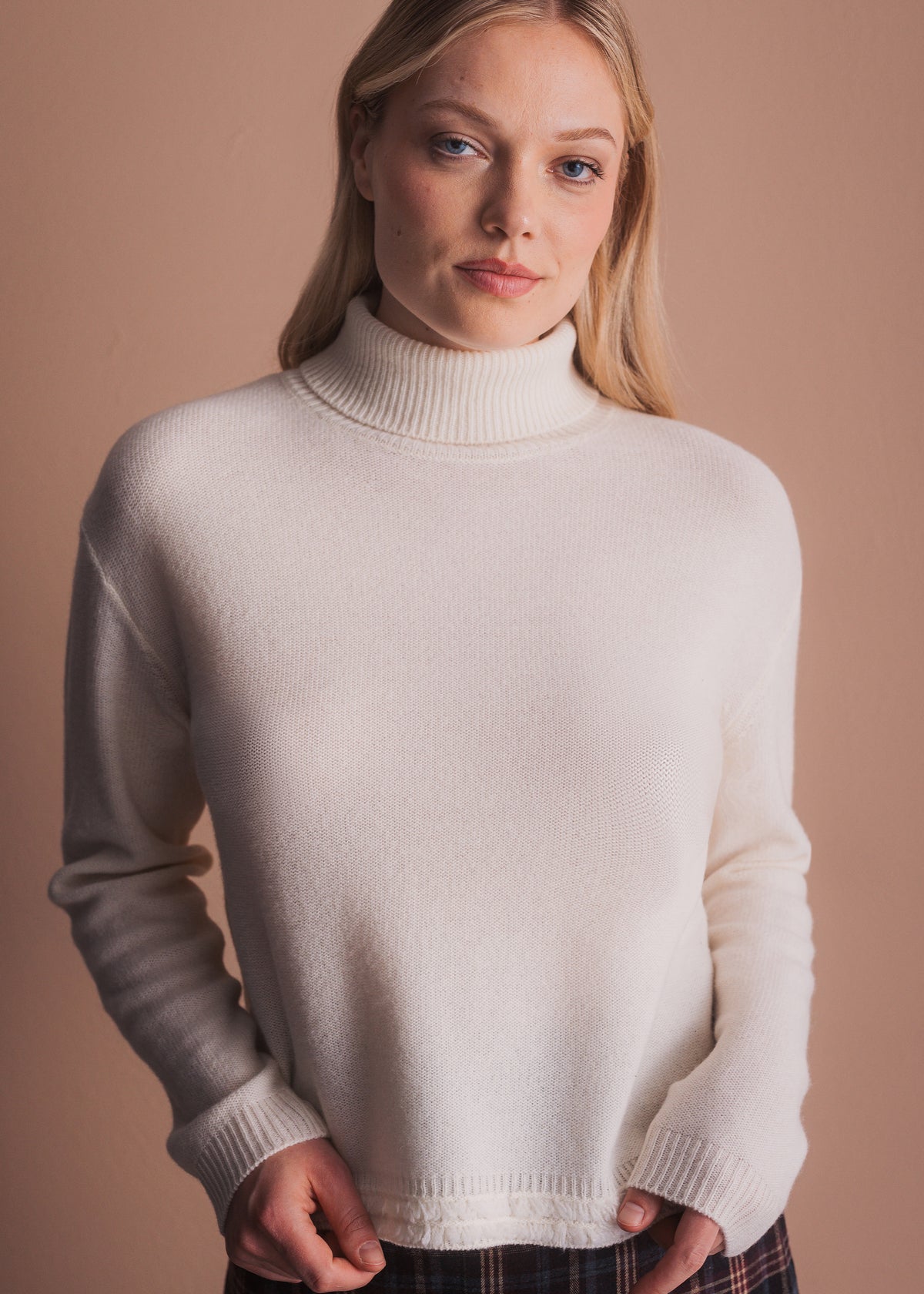 Rollkragenpullover mit Fransensaum
