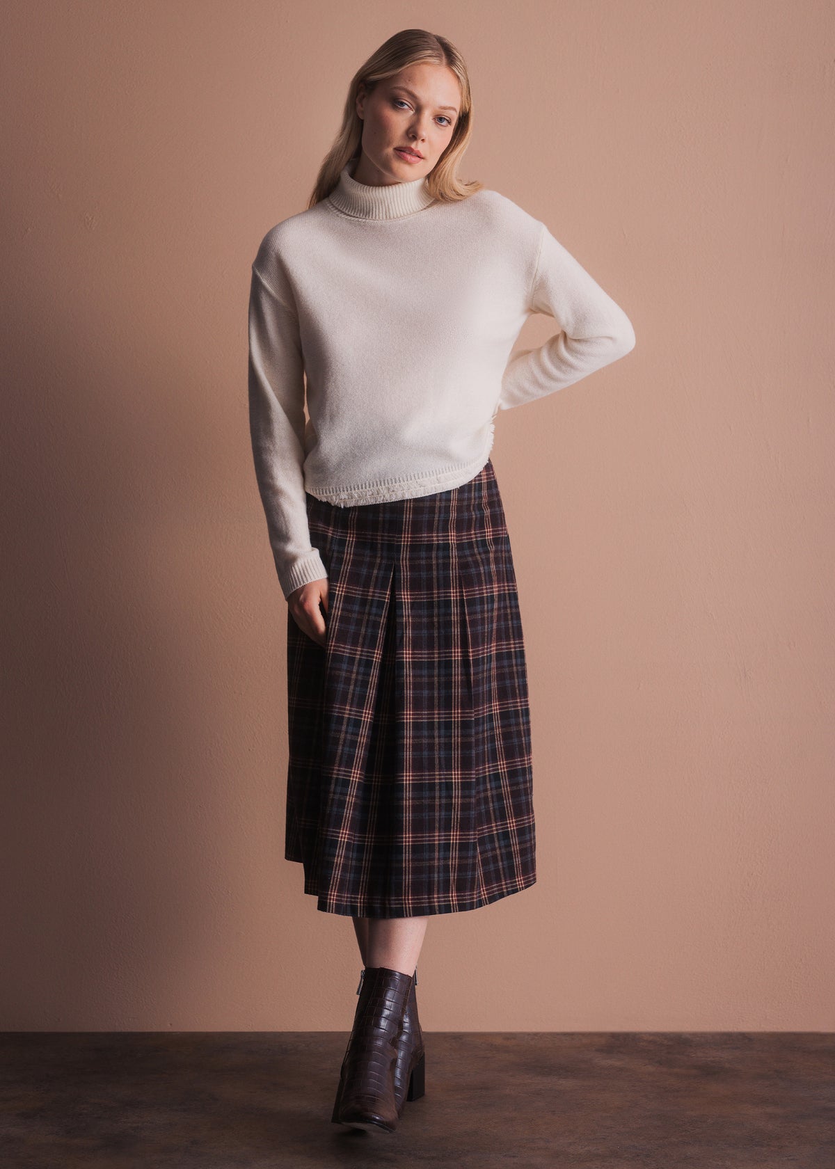 Rollkragenpullover mit Fransensaum