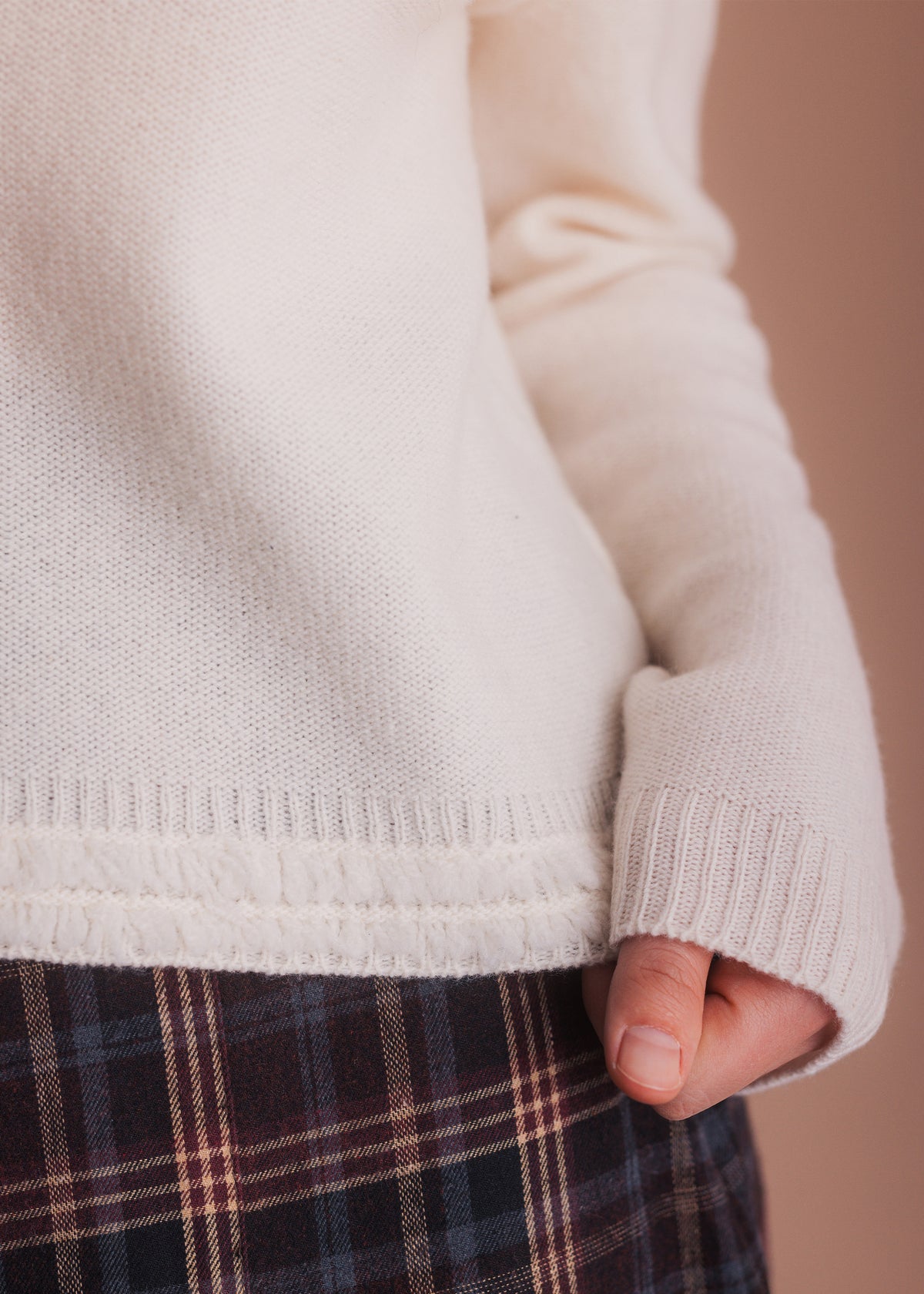 Rollkragenpullover mit Fransensaum