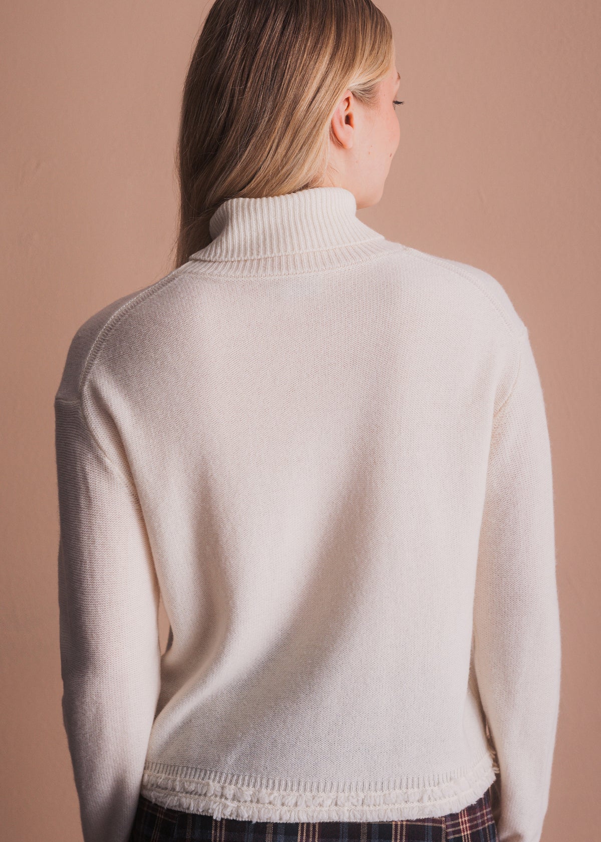Rollkragenpullover mit Fransensaum