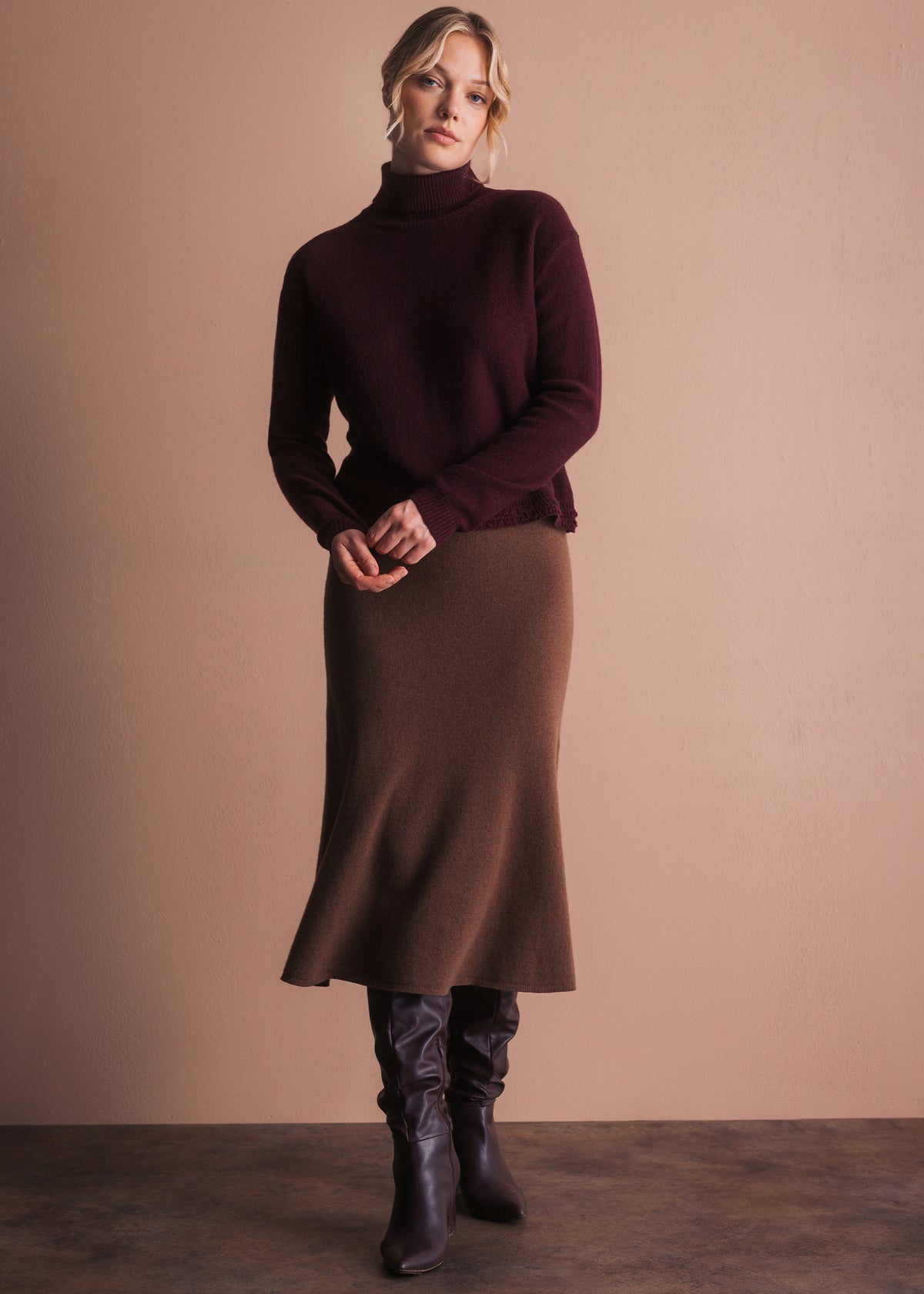 Rollkragenpullover mit Fransensaum