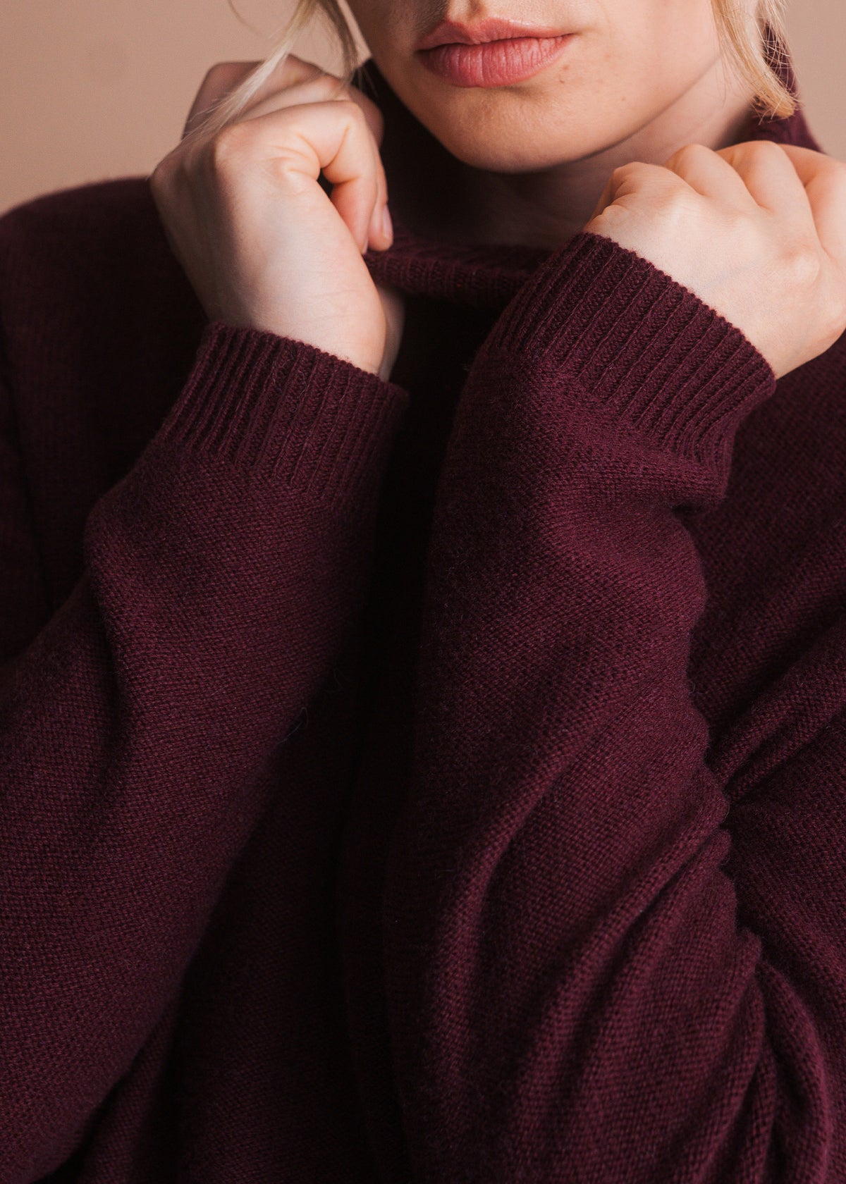Rollkragenpullover mit Fransensaum