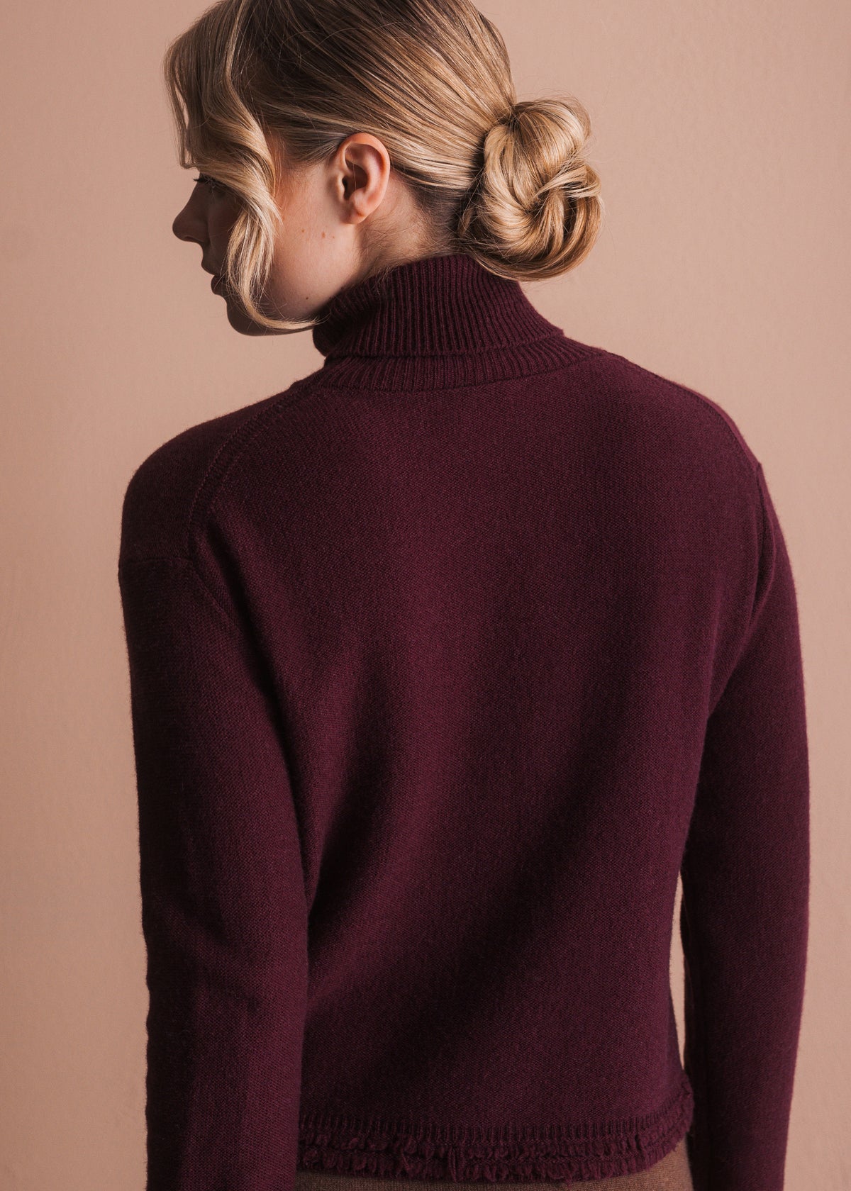 Rollkragenpullover mit Fransensaum
