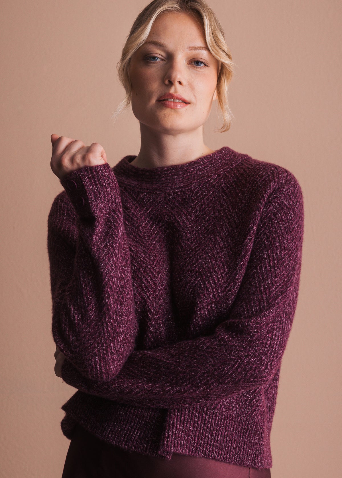 Melierter Pullover mit Fischgrät in Bordeaux